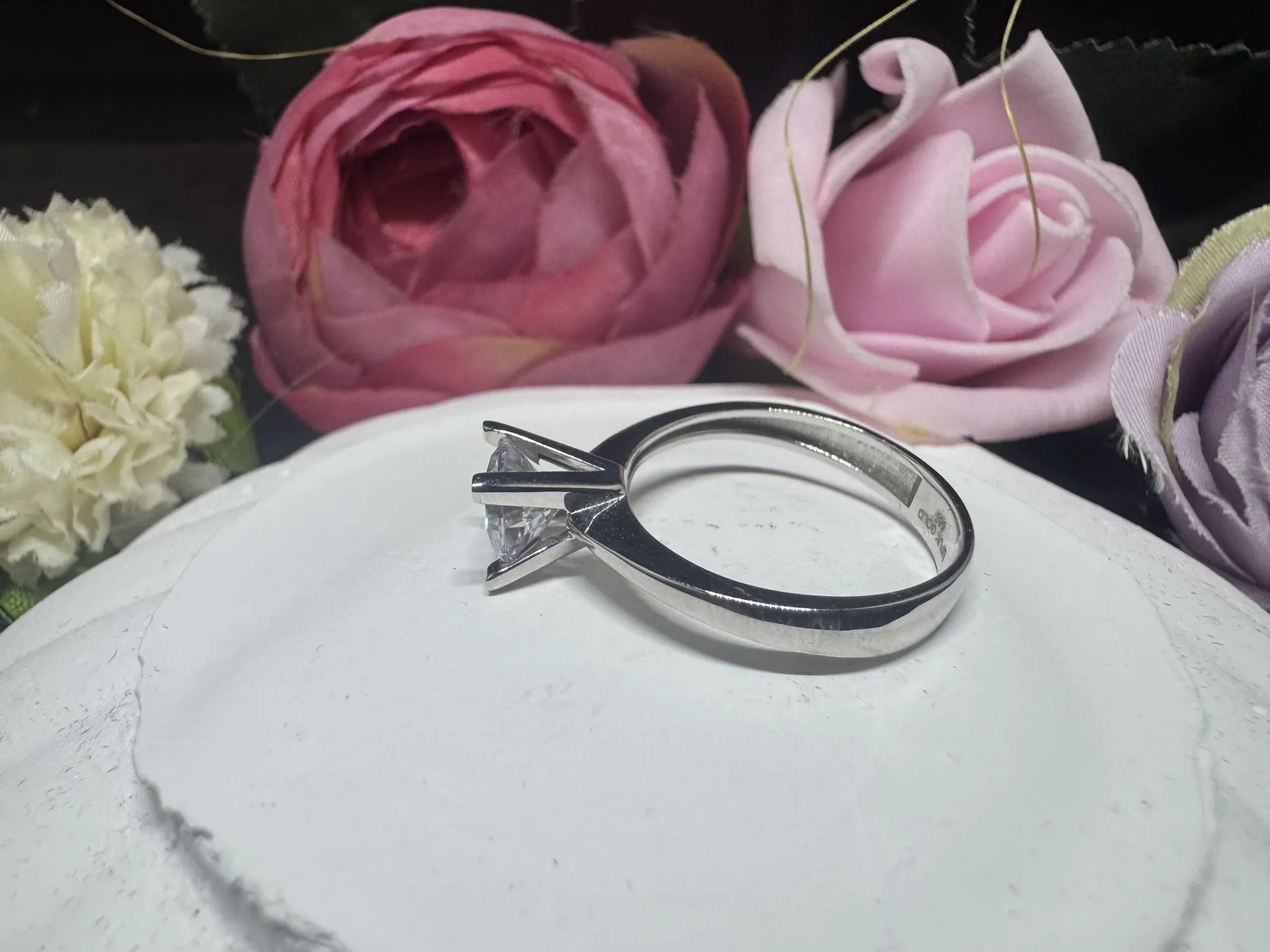Takoz tırnak tektaş pırlanta modeli yüzük