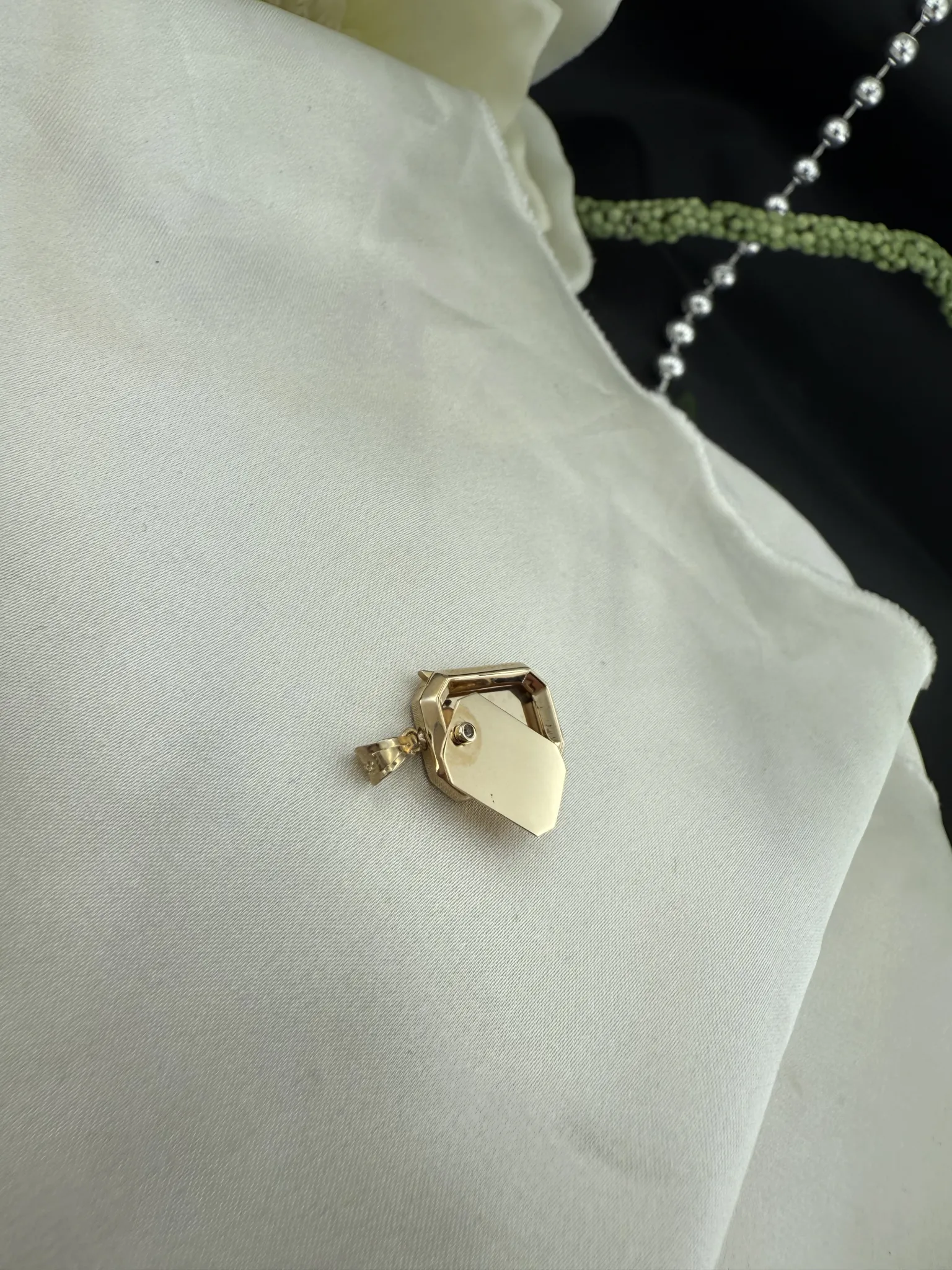 Tektaşlı içi açılan retro model kolye ucu