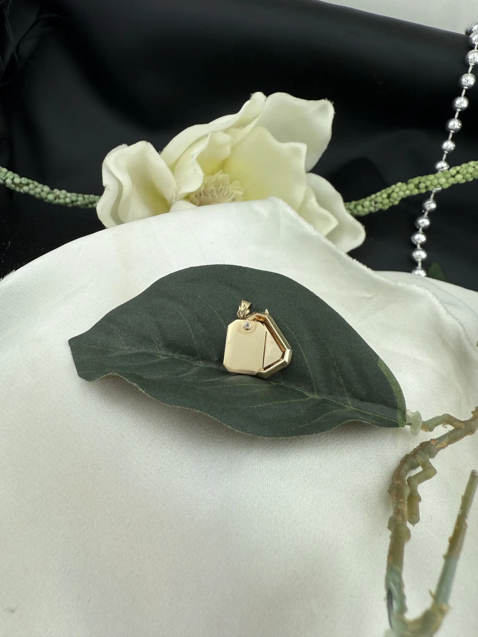 Tektaşlı içi açılan retro model kolye ucu