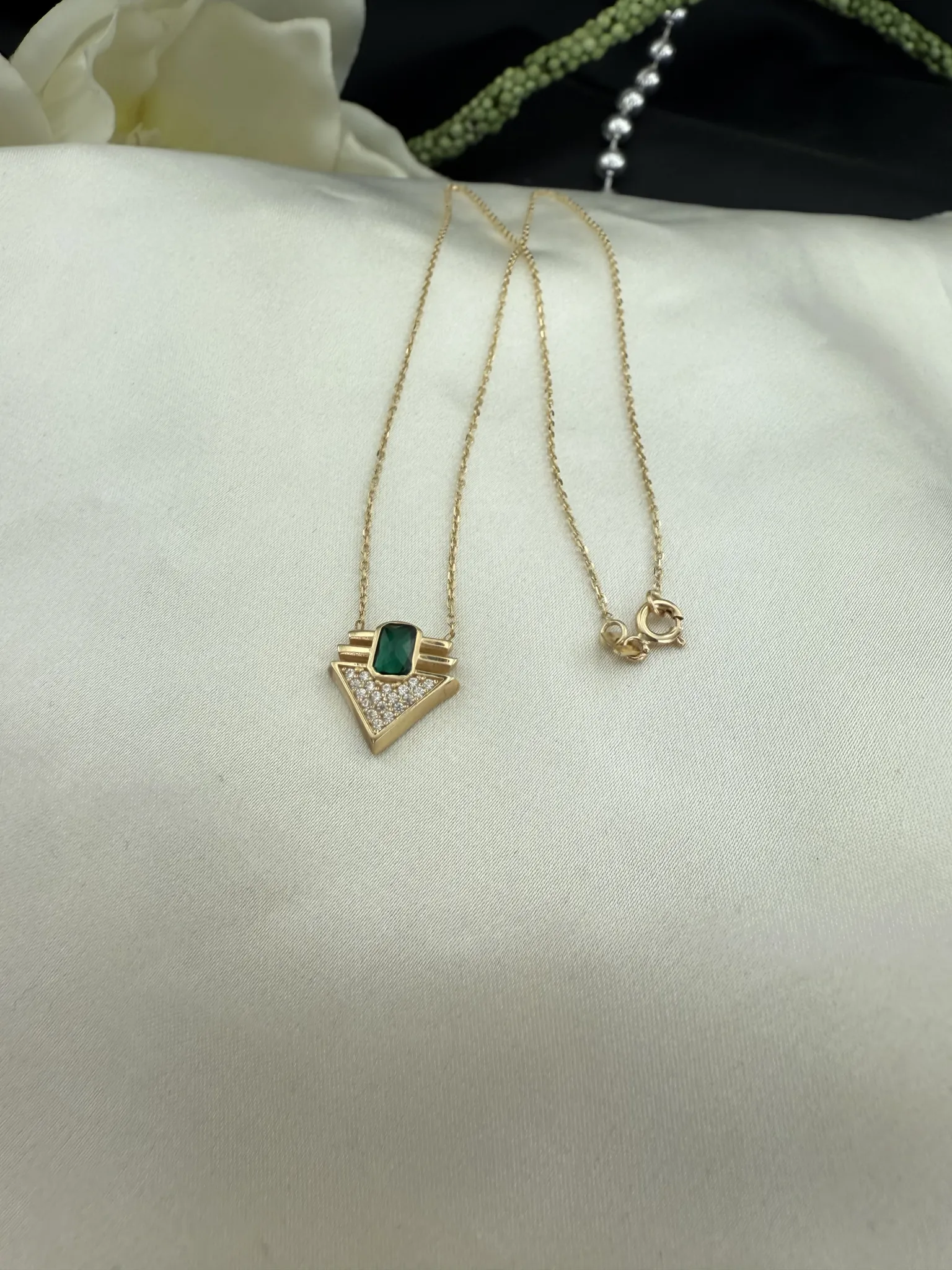Yeşil Taşlı Retro Model Kolye