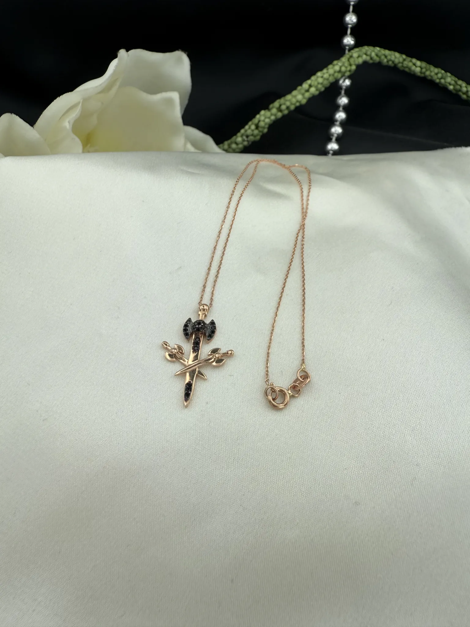 Siyah Taşlı Rose 3Üçlü Kılıç Kolye
