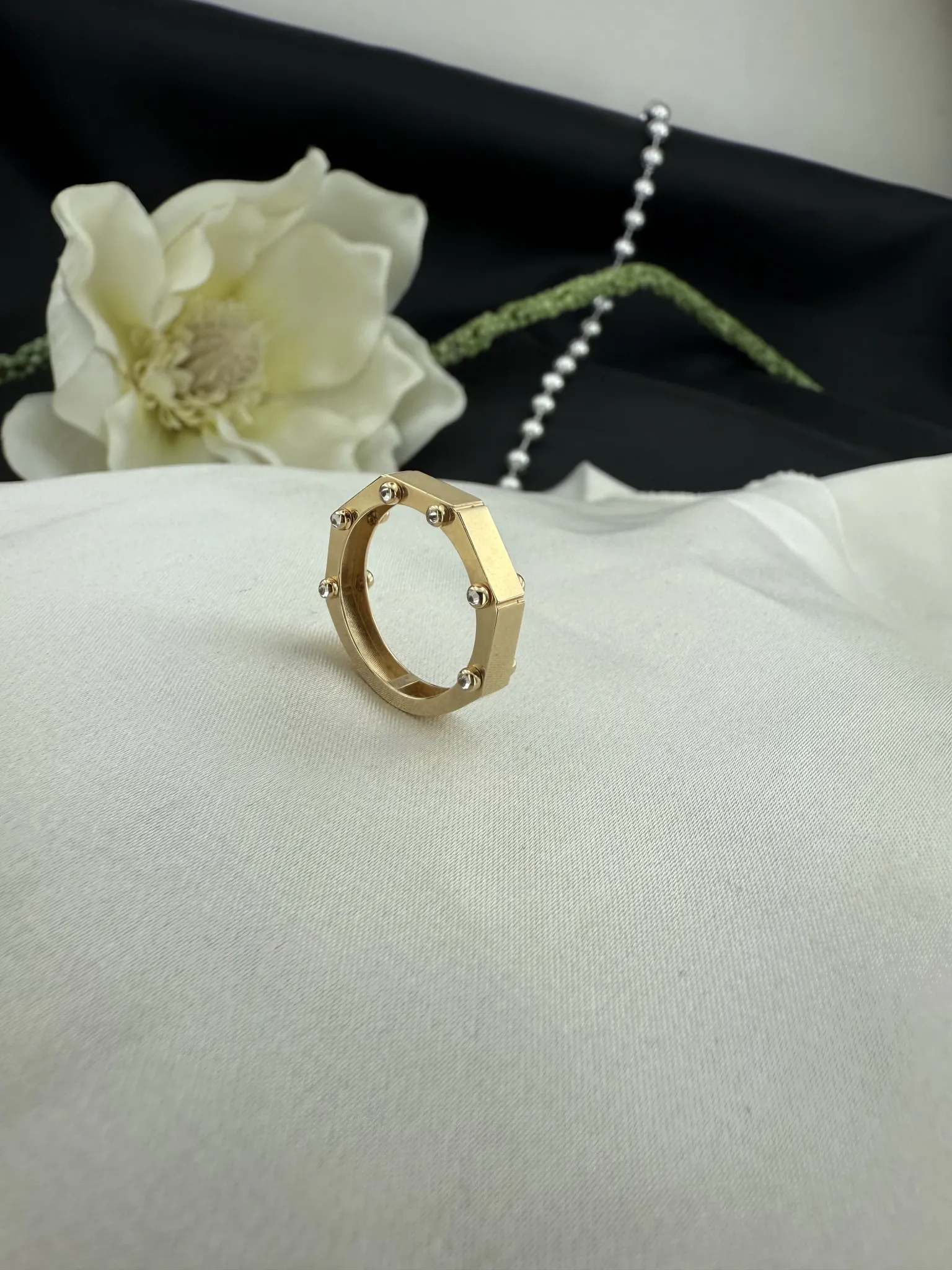 Yanları Taşlı Özel Tasarım İtalyan Yüzük