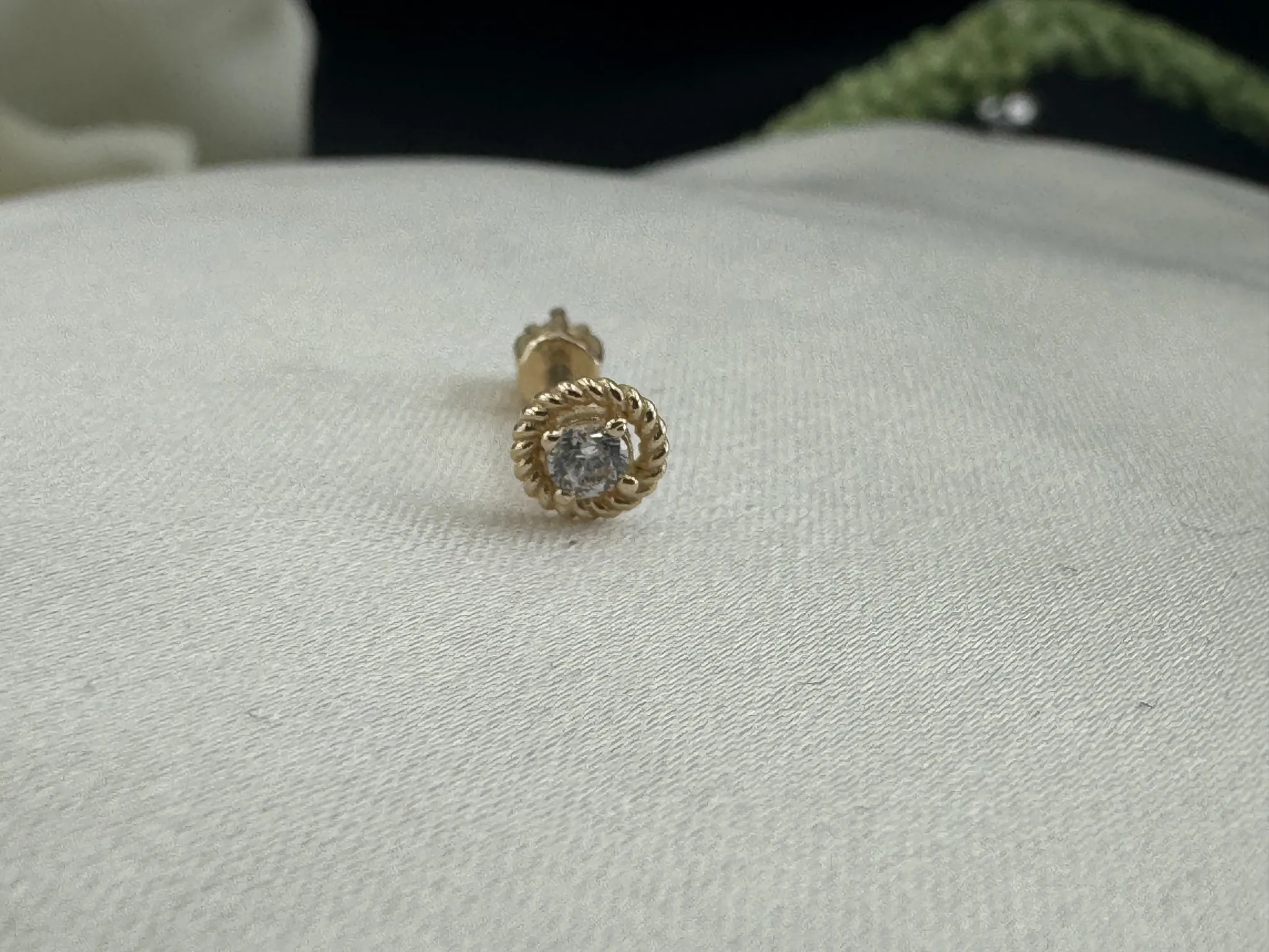 Taşlı Yanları Desenli Tragus