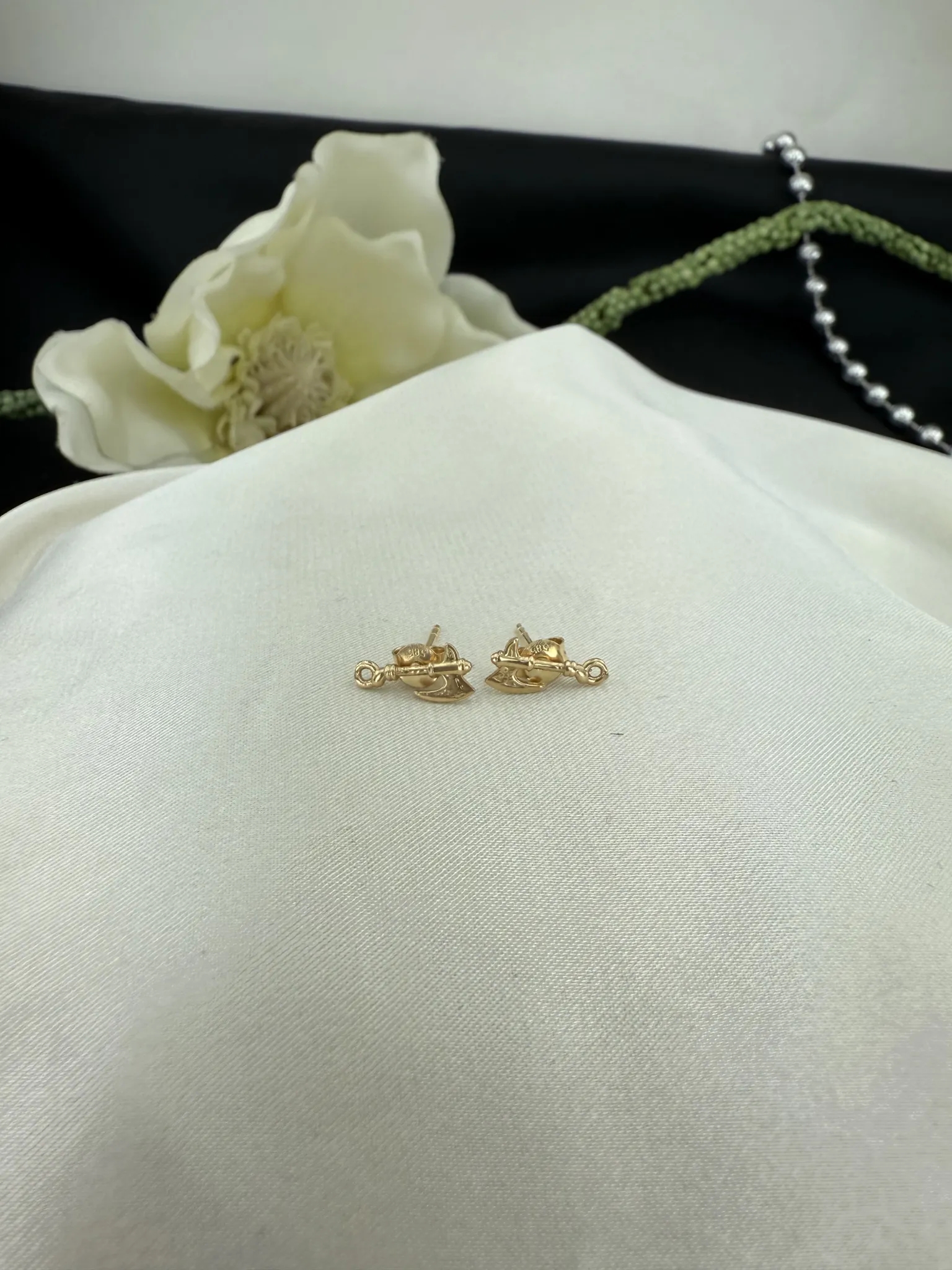 Unisex balta pimli küpe 