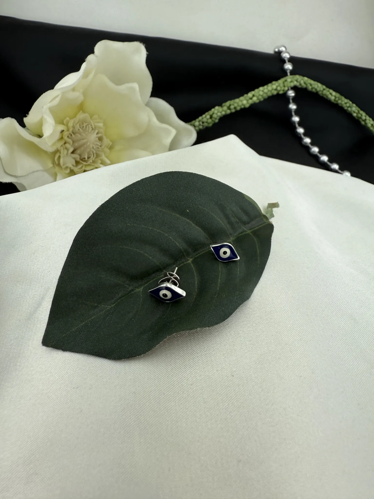 Mineli nazar boncuklu beyaz altın göz küpe