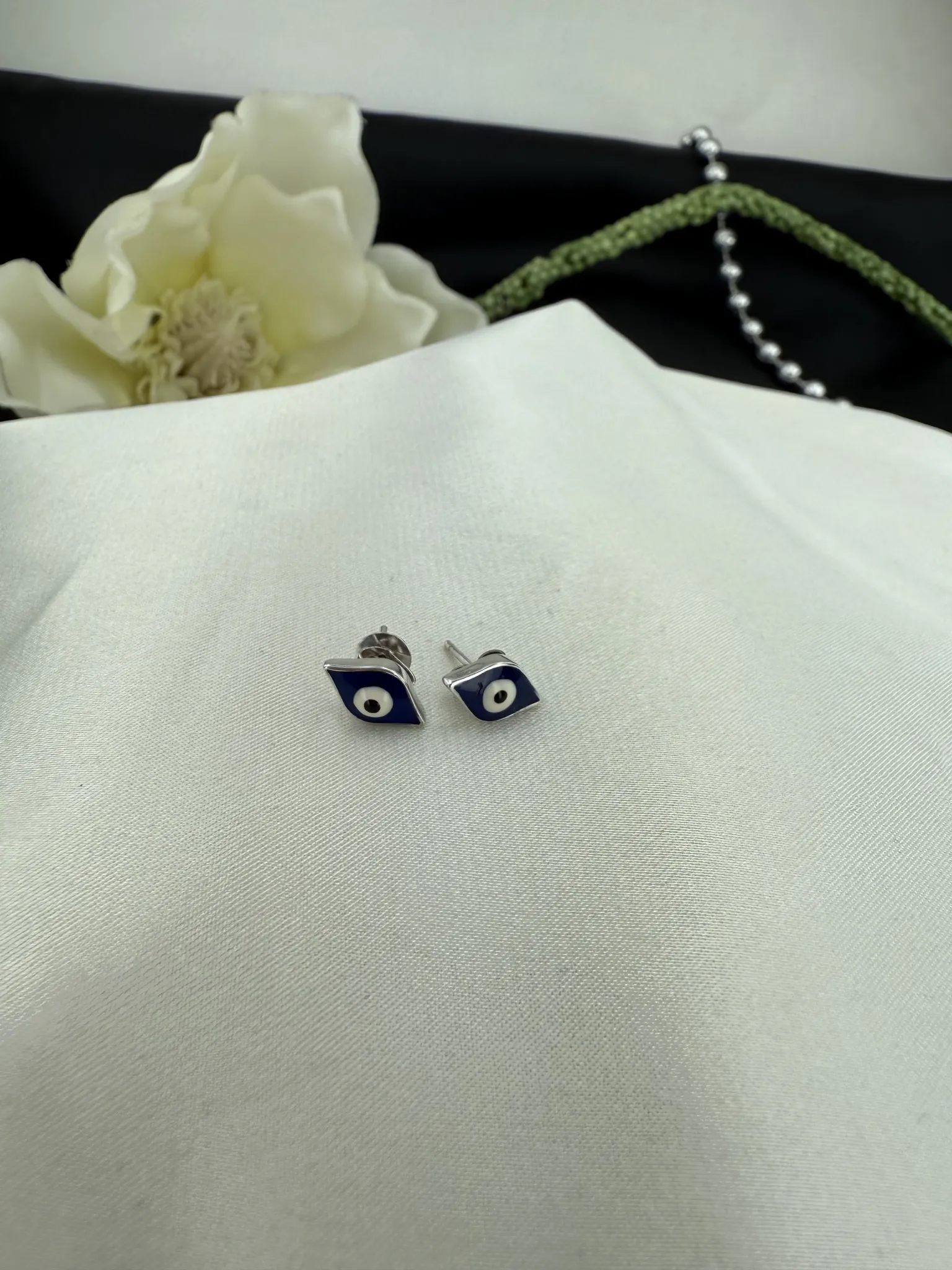 Mineli nazar boncuklu beyaz altın göz küpe