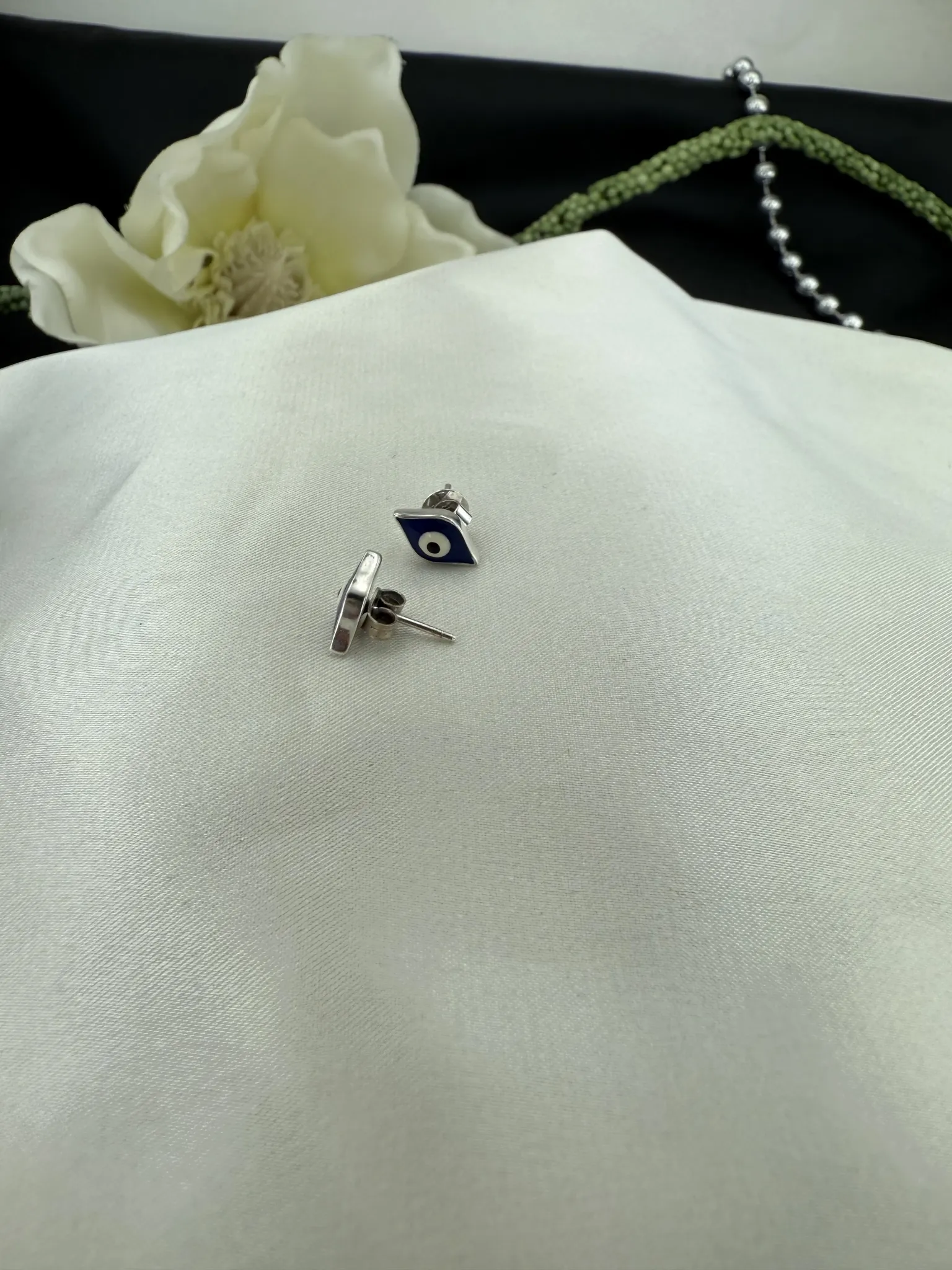 Mineli nazar boncuklu beyaz altın göz küpe