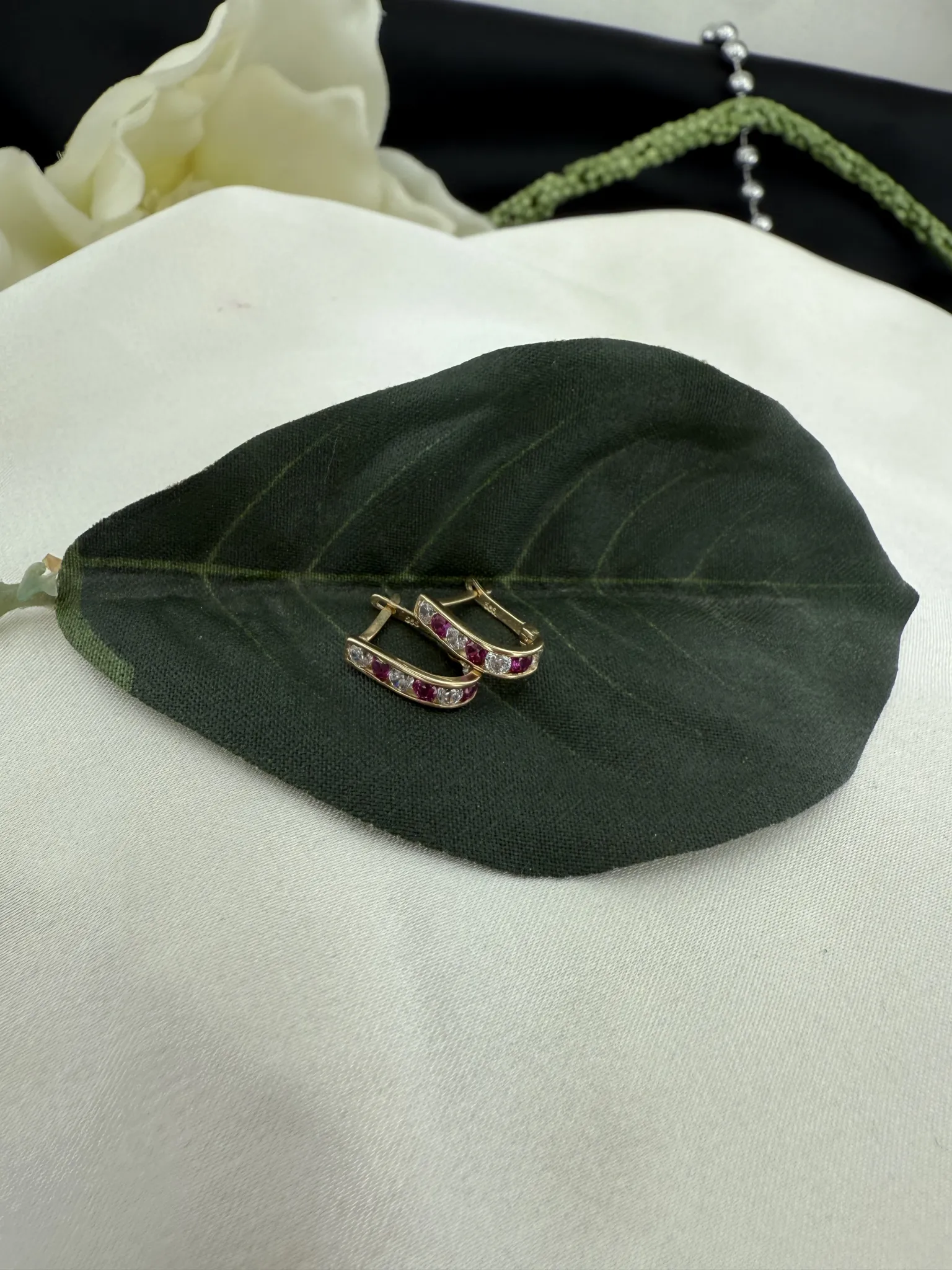 Kırmızı ve beyaz taşlı küpe 