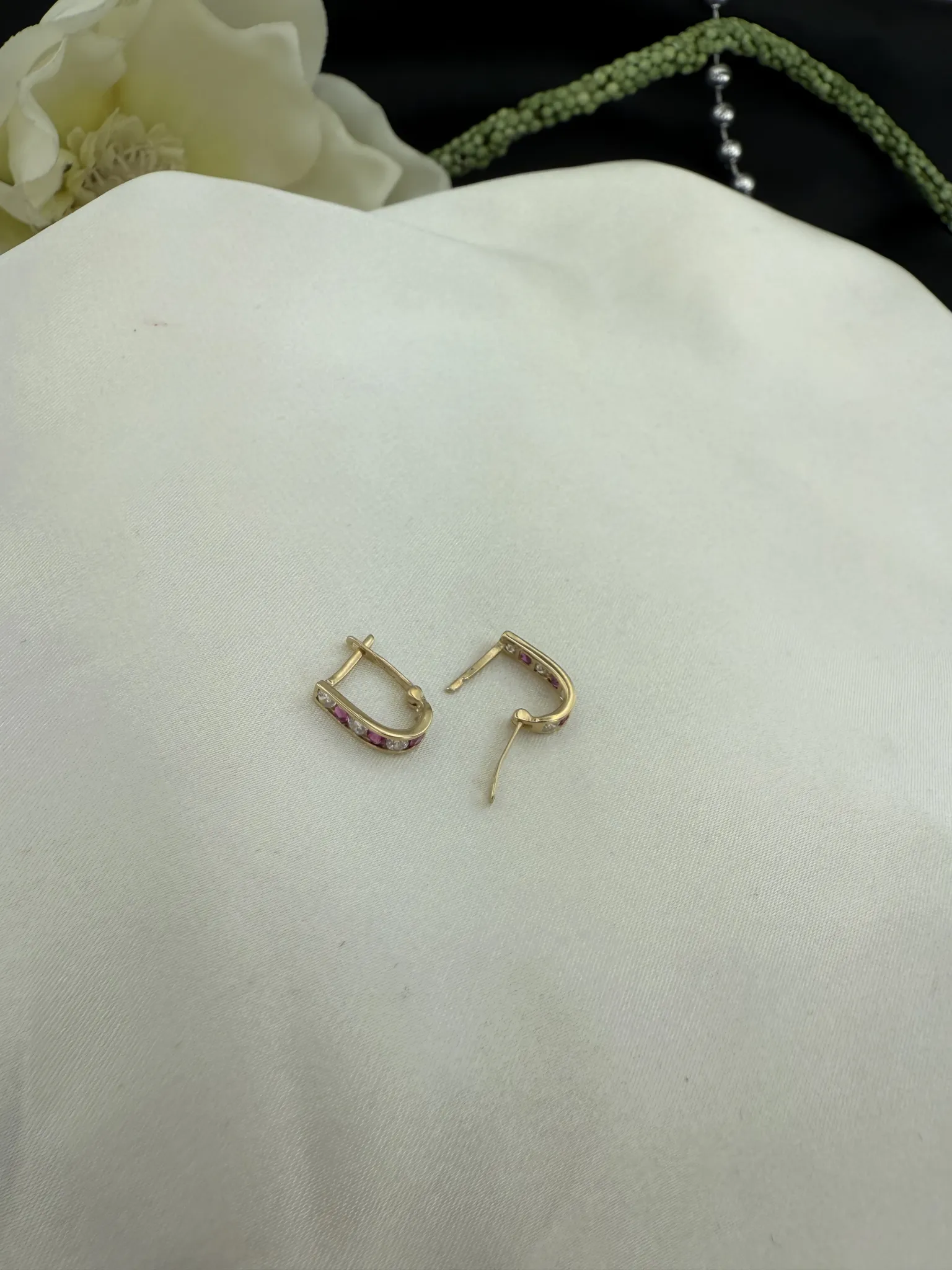 Kırmızı ve beyaz taşlı küpe 