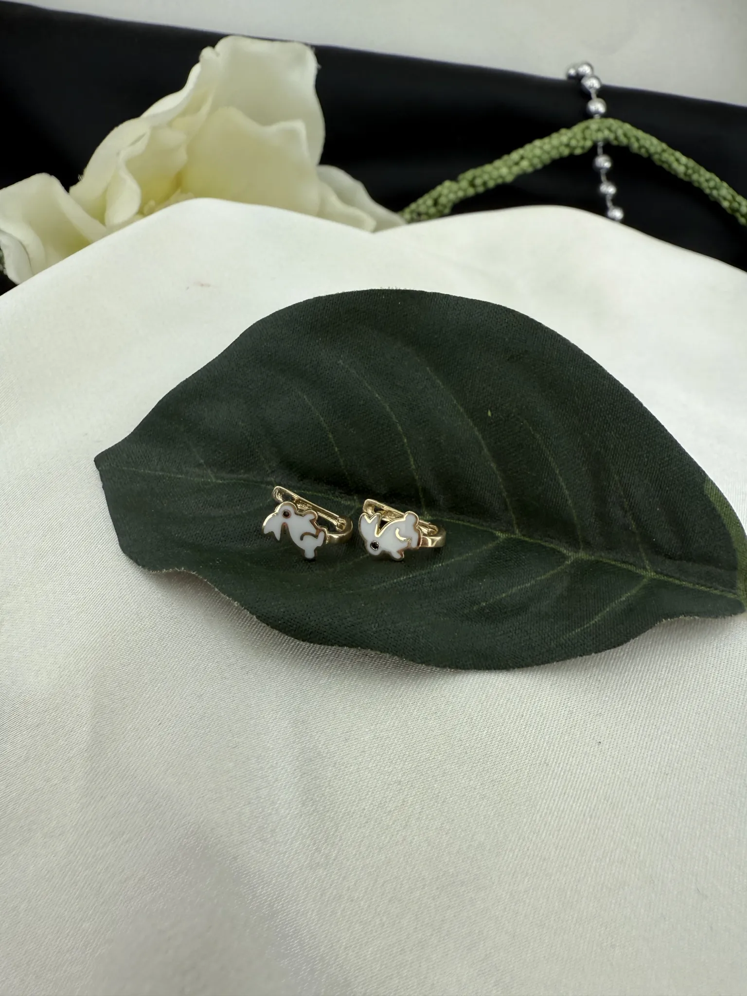 Beyaz mineli tavşan küpe 