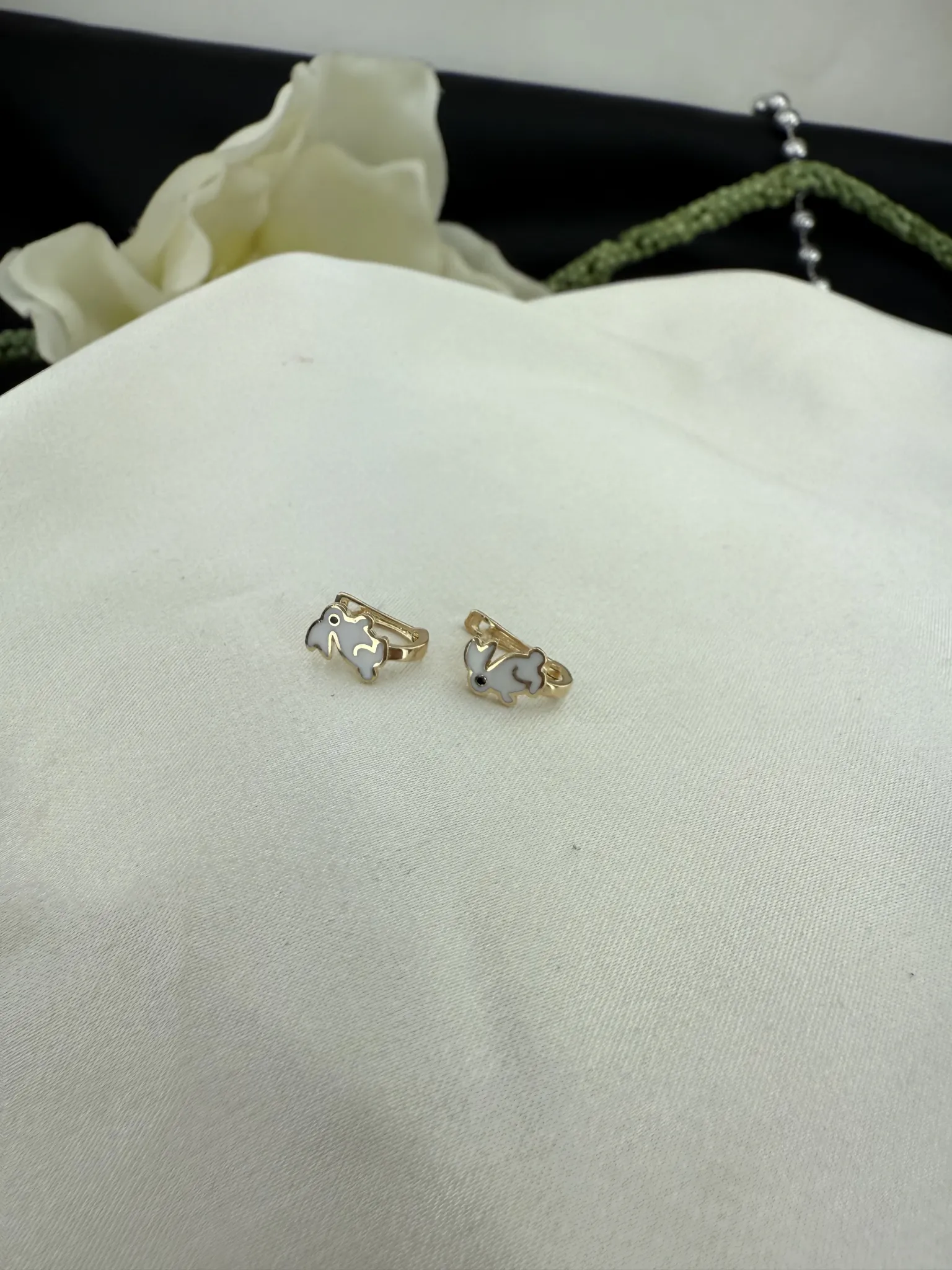 Beyaz mineli tavşan küpe 