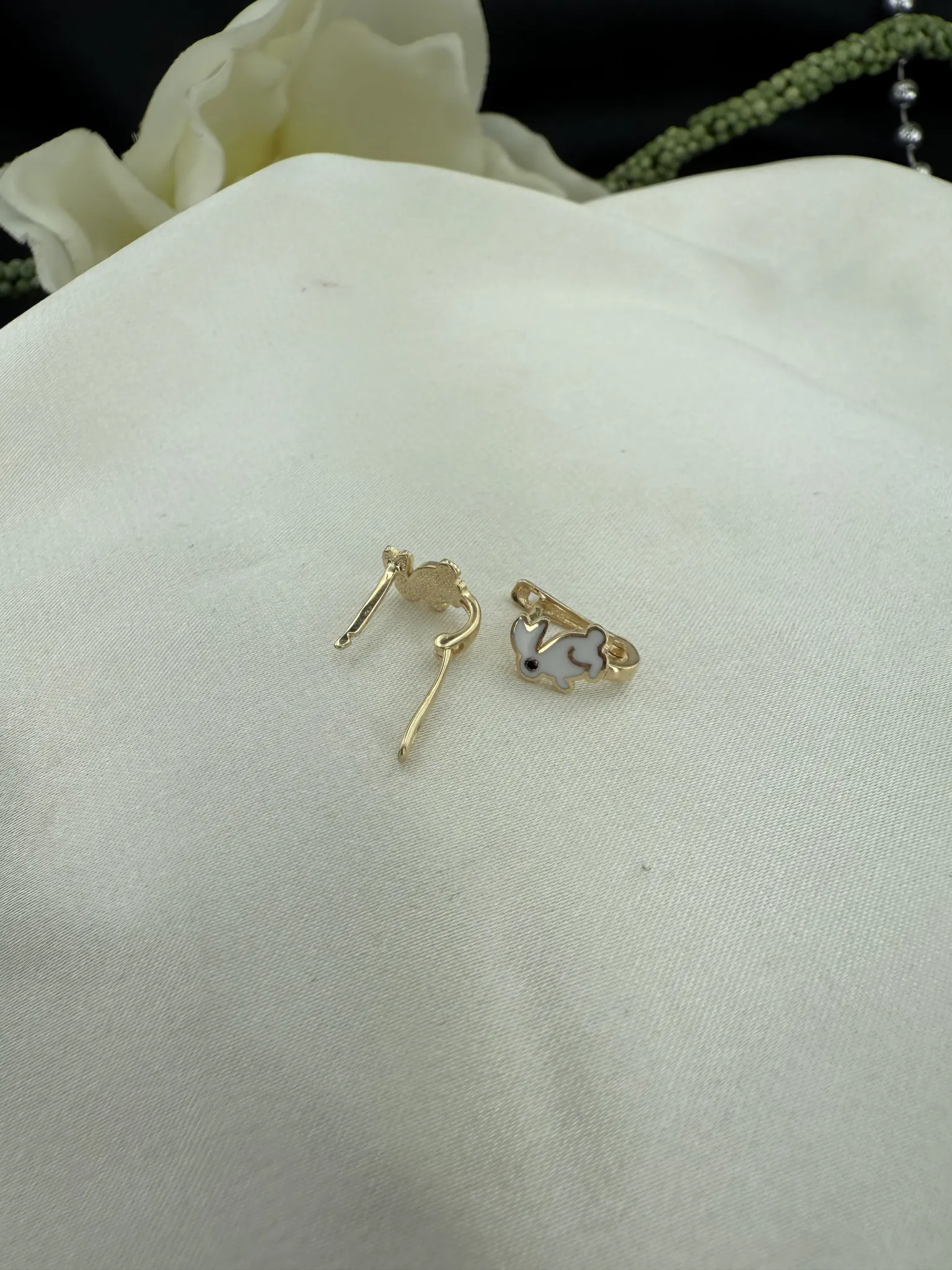 Beyaz mineli tavşan küpe 