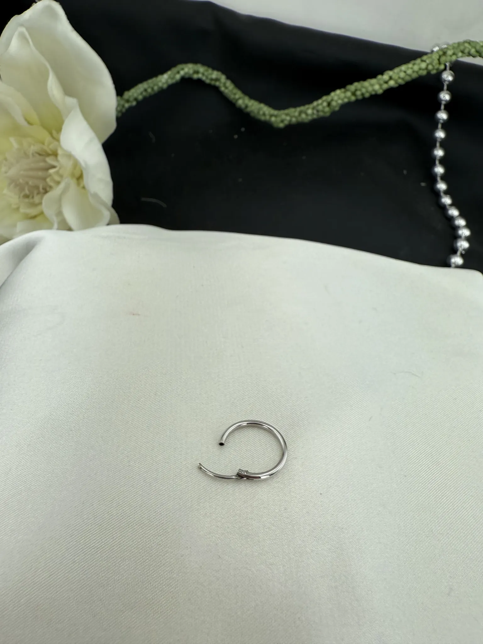 Taşsız Tek Beyaz Halka Küpe 