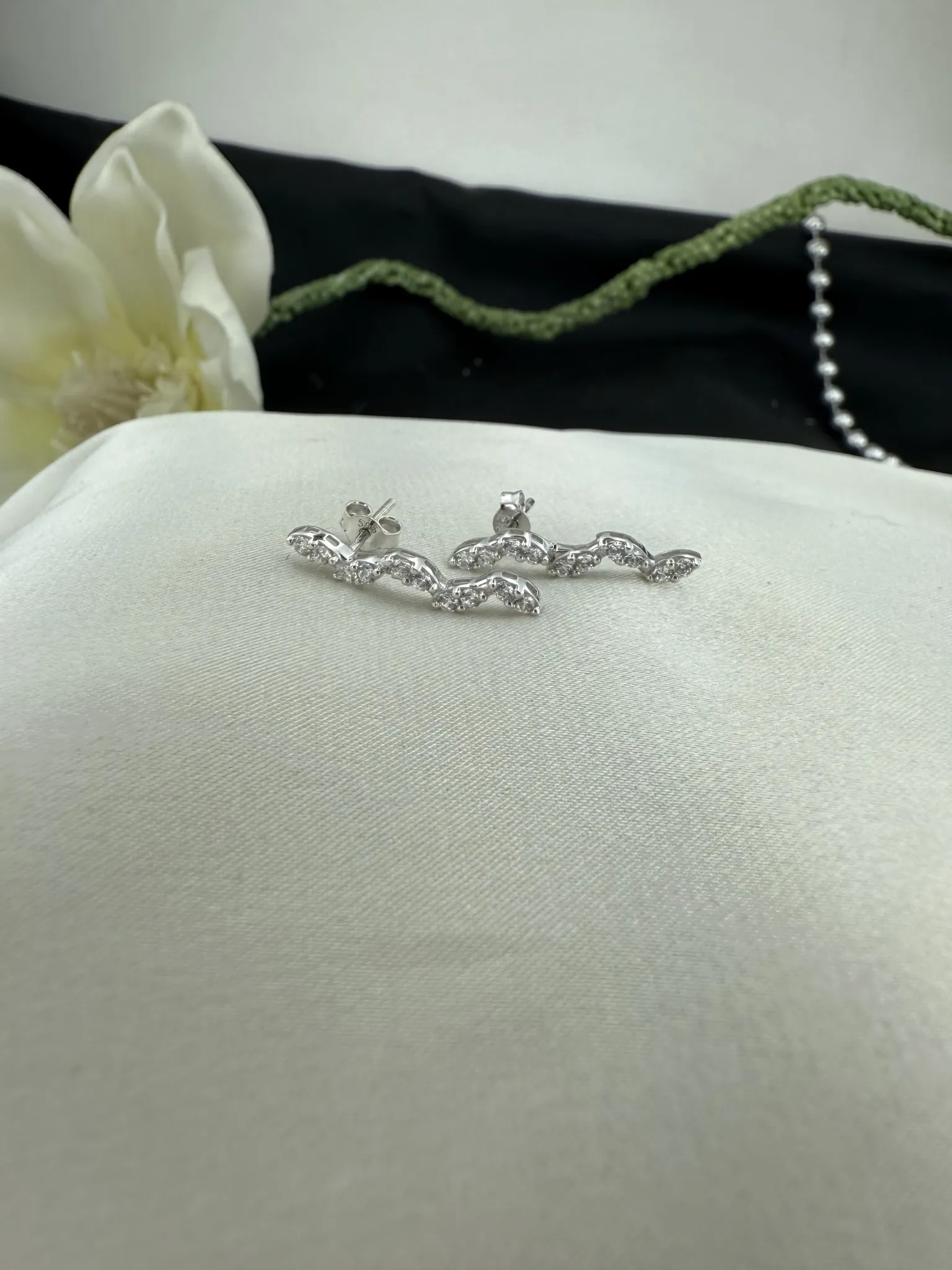 Beyaz Dal Modeli Küpe