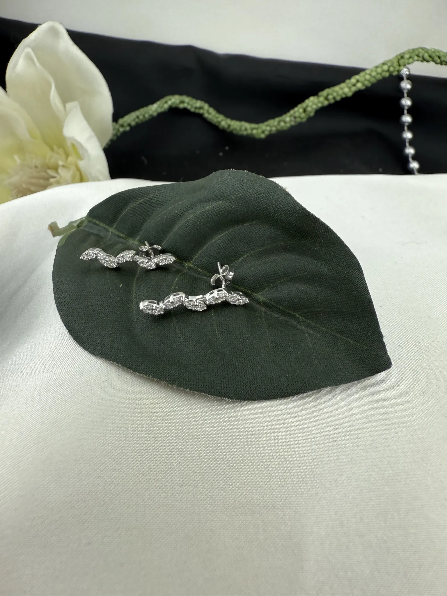 Beyaz Dal Modeli Küpe