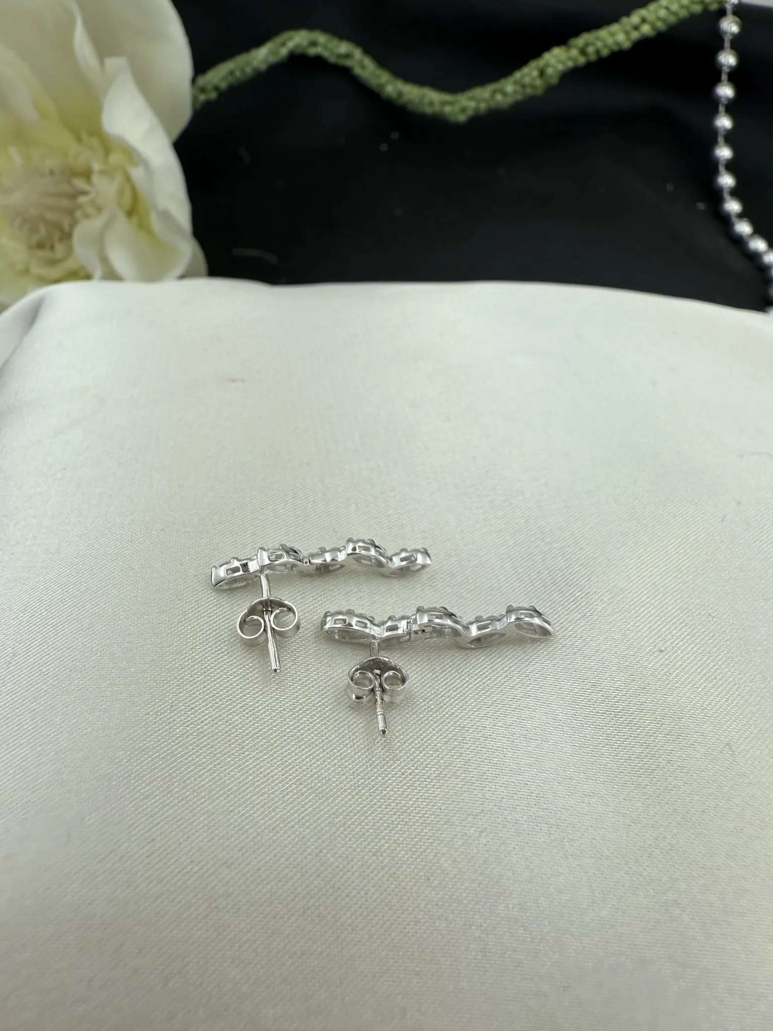 Beyaz Dal Modeli Küpe