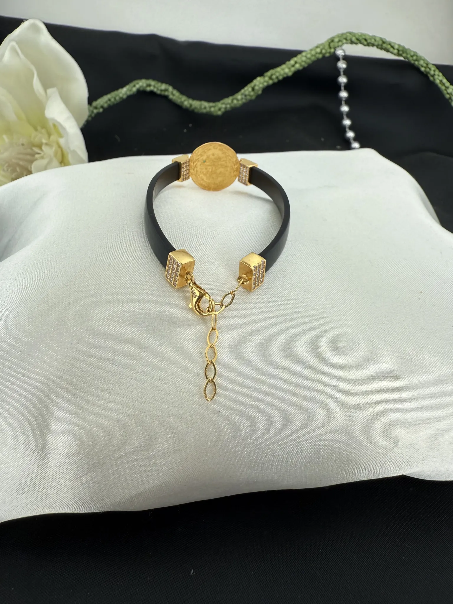 Kauçuk Kayışlı Taşlı Tura Bileklik