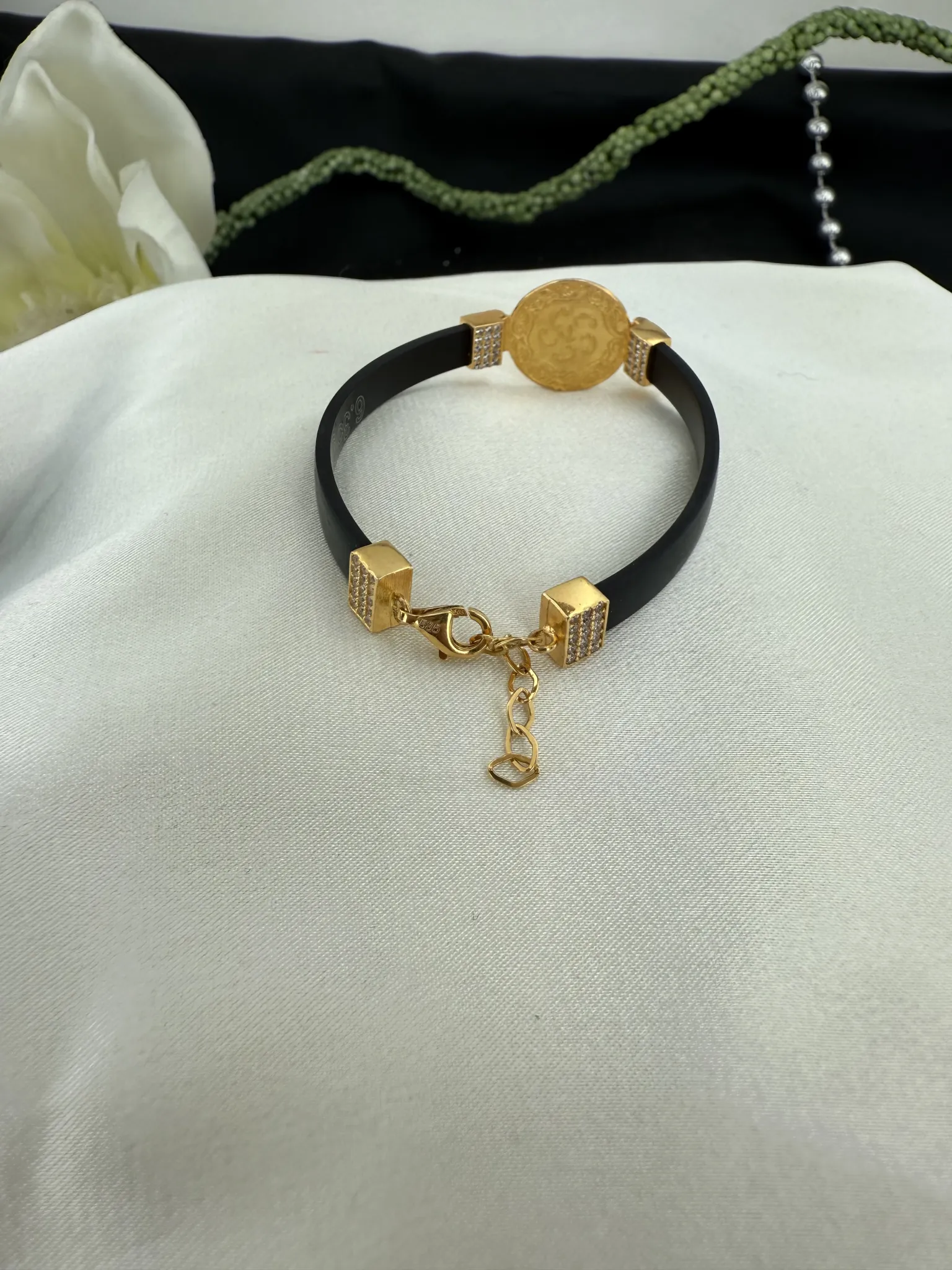 Kauçuk Kayışlı Taşlı Tura Bileklik