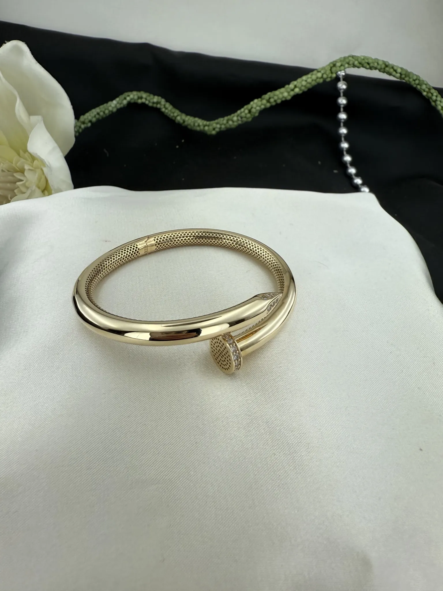 Taşlı Çivi Modeli Kelepçe