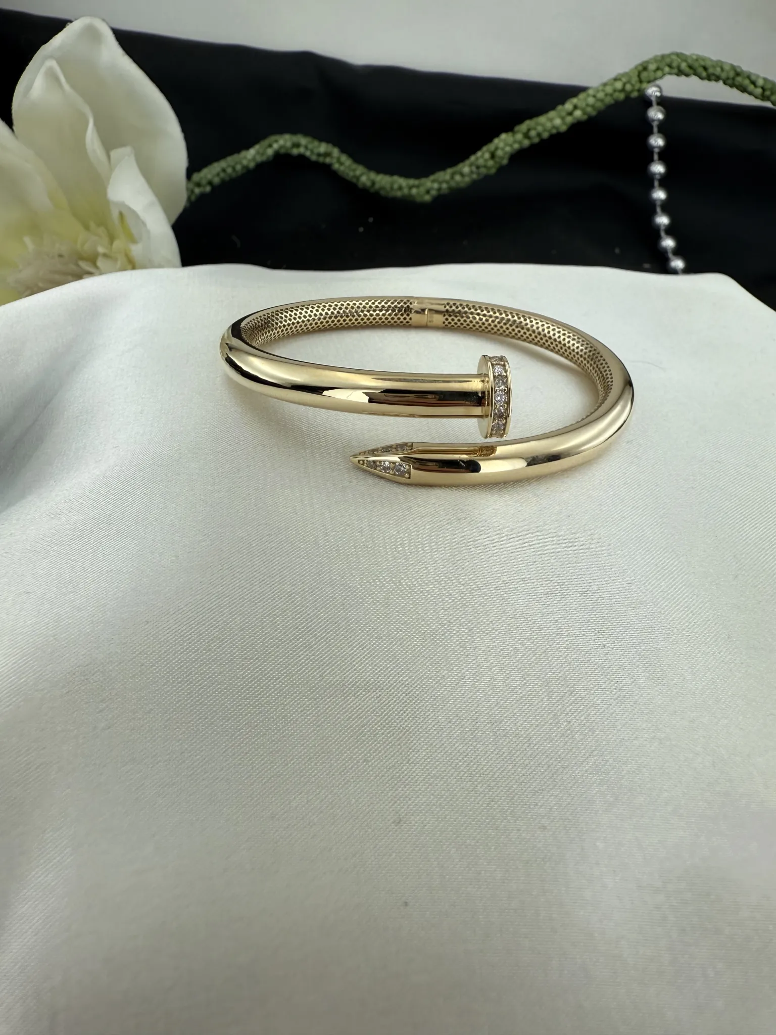 Taşlı Çivi Modeli Kelepçe