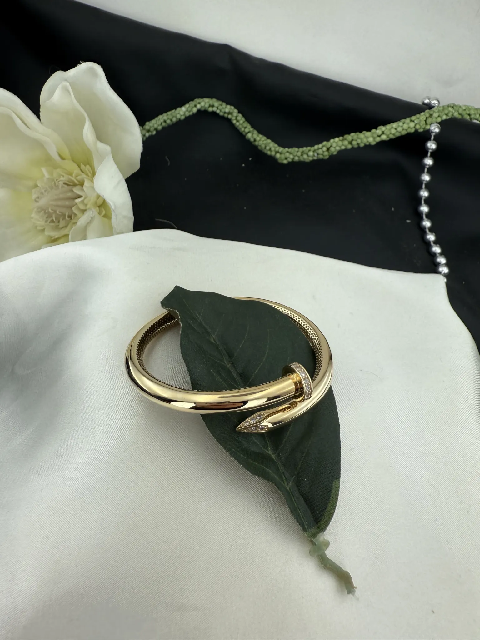 Taşlı Çivi Modeli Kelepçe