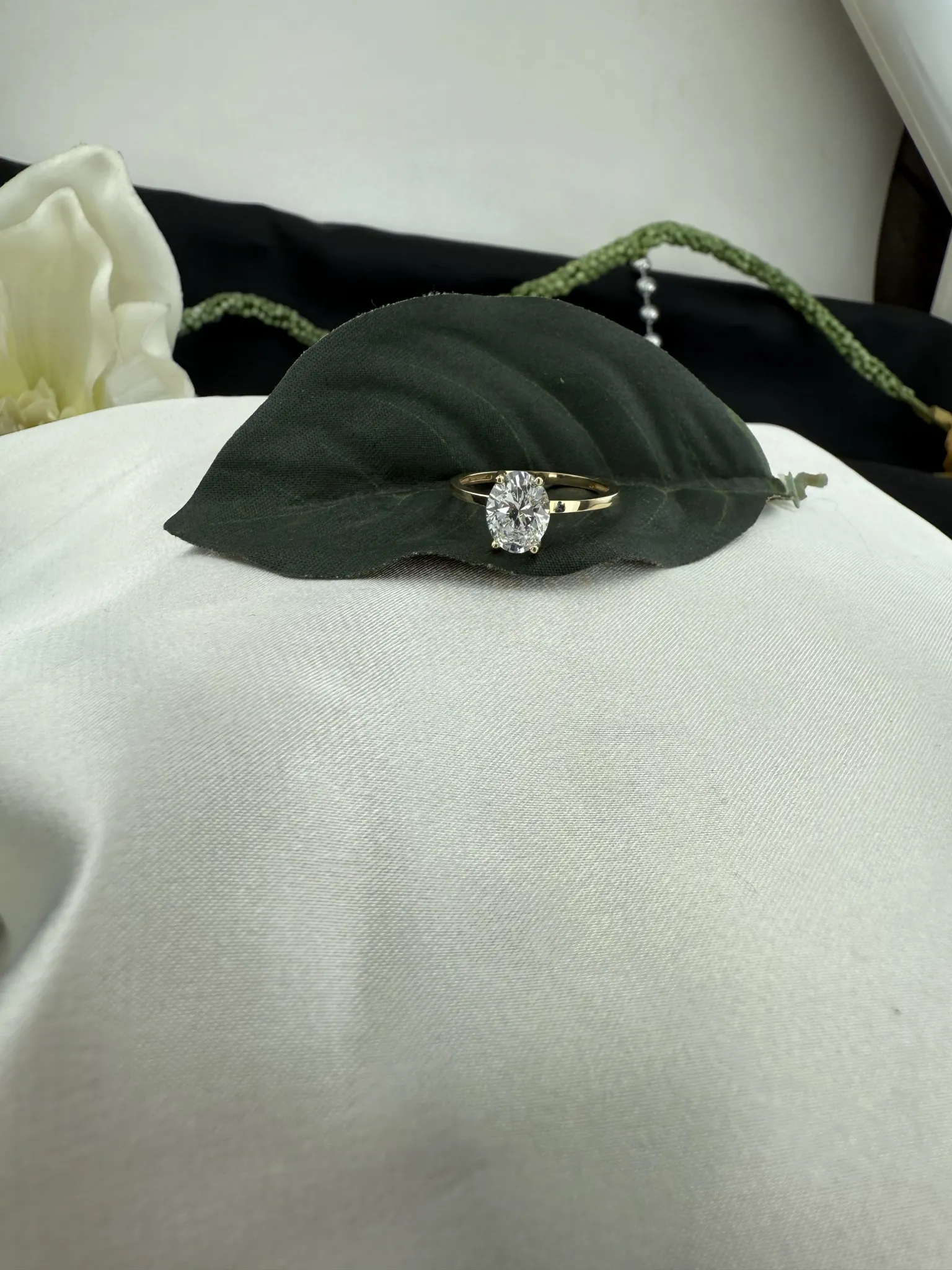 Badem Kesim Dört Tırnak Tektaş Yüzük