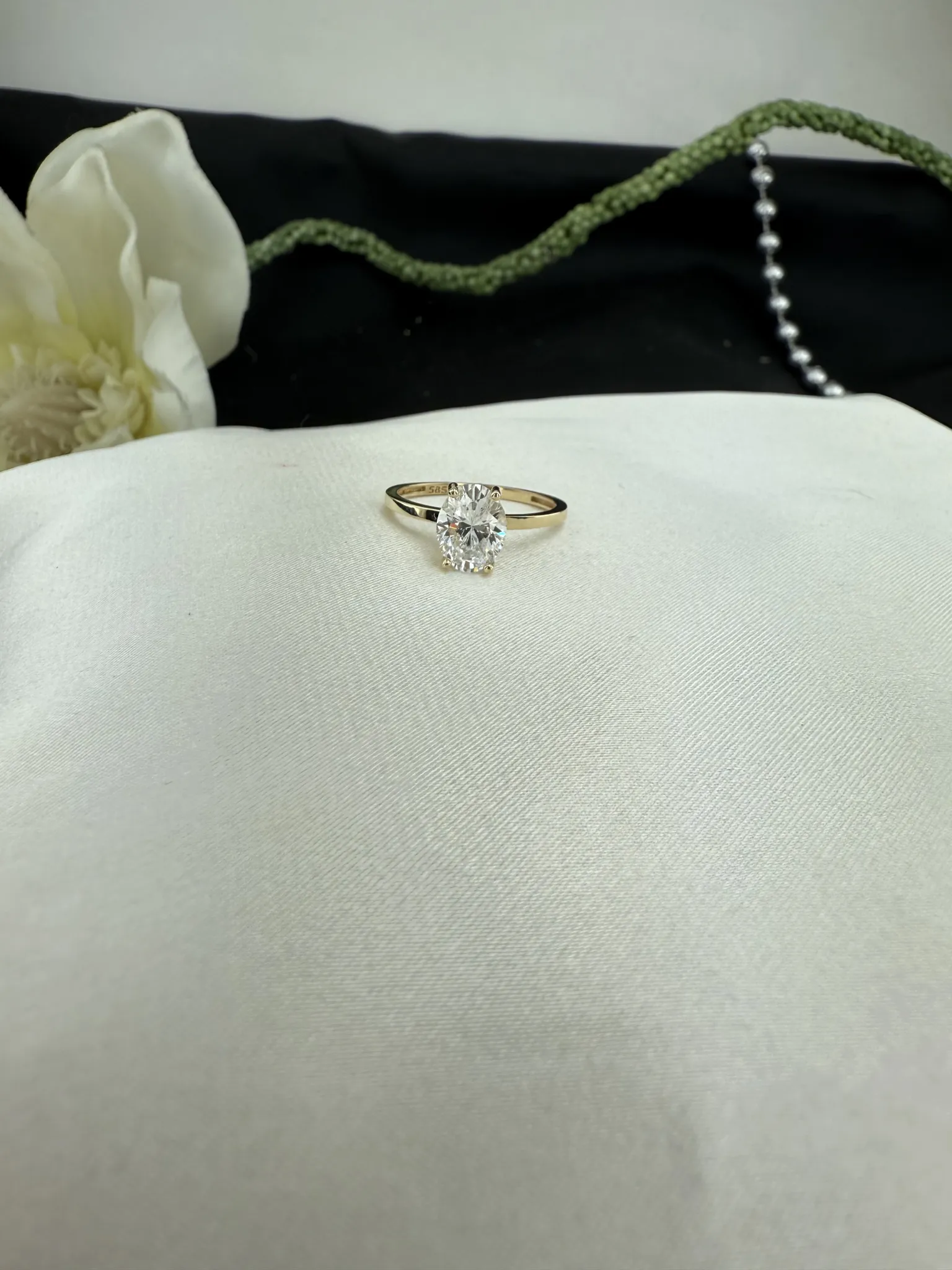 Badem Kesim Dört Tırnak Tektaş Yüzük