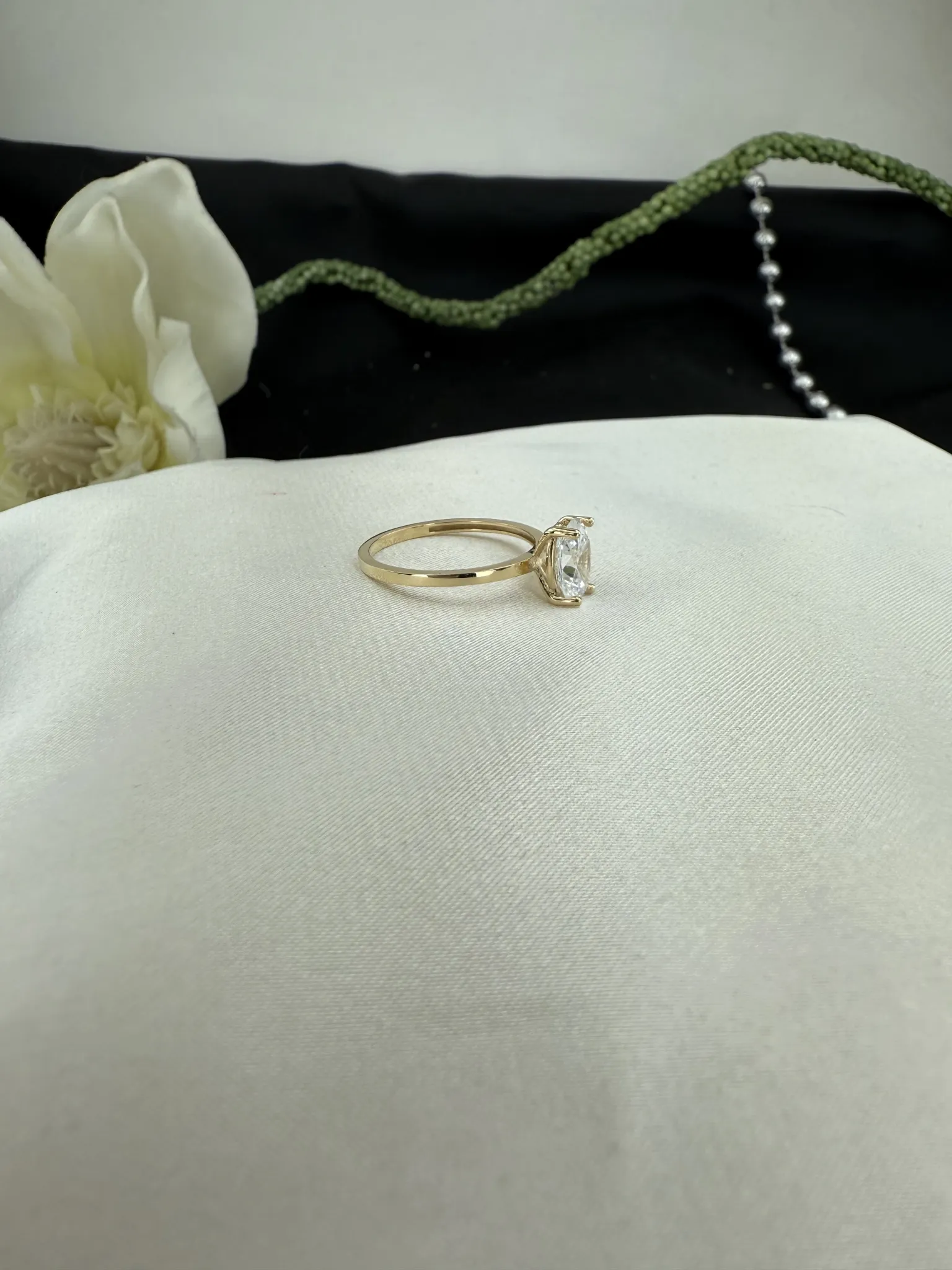 Badem Kesim Dört Tırnak Tektaş Yüzük