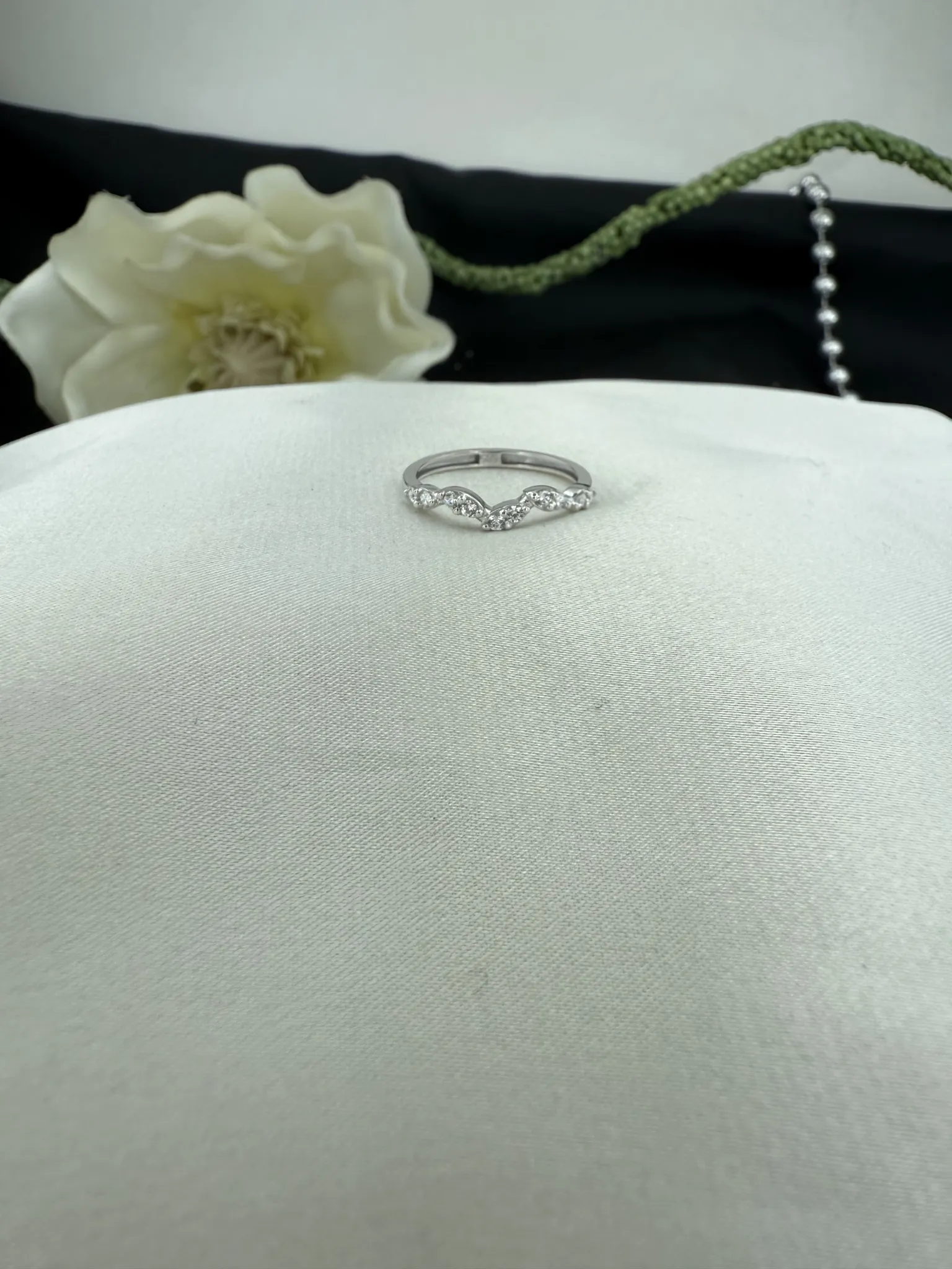 Özel Tasarım Taşlı Beyaz Yüzük