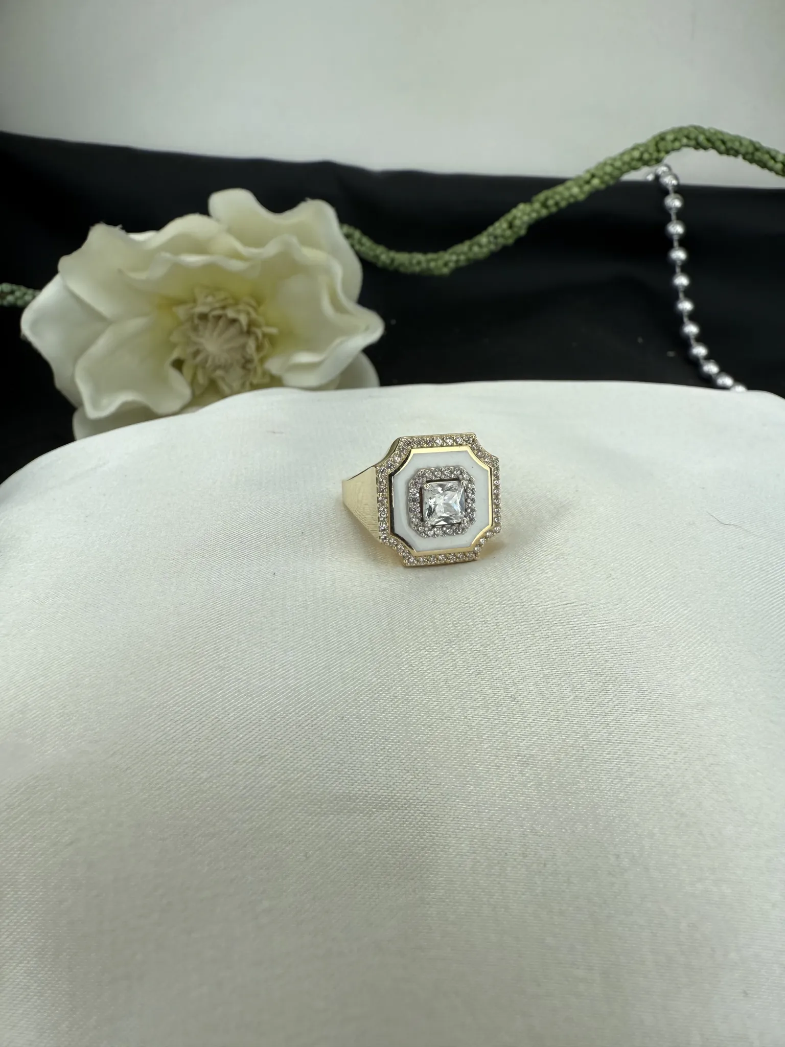 Özel Tasarım Beyaz Mine Kaplı Taşlı Yüzük