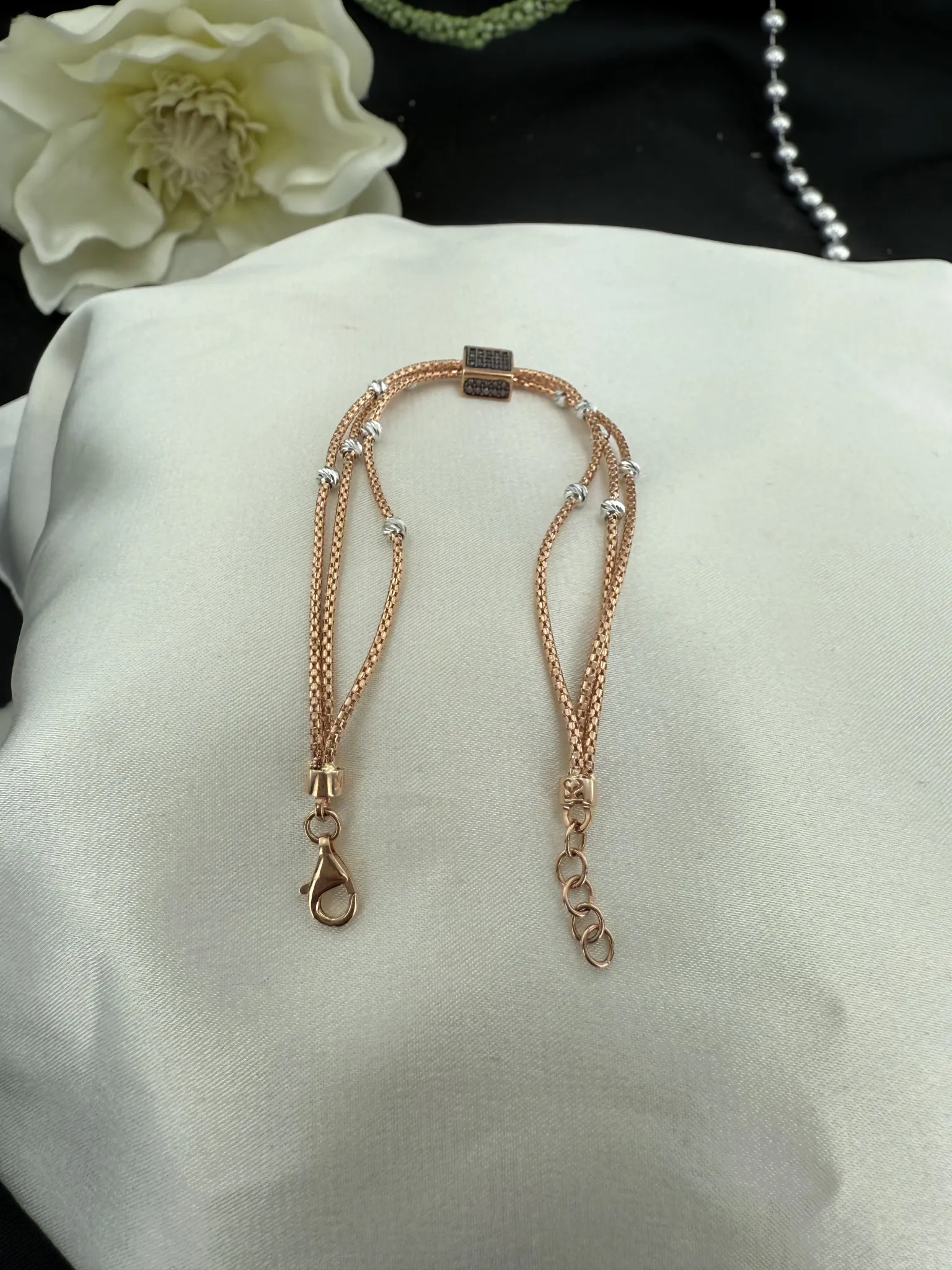 Siyah Taşlı Beyaz Dorika Toplu Rose Bileklik