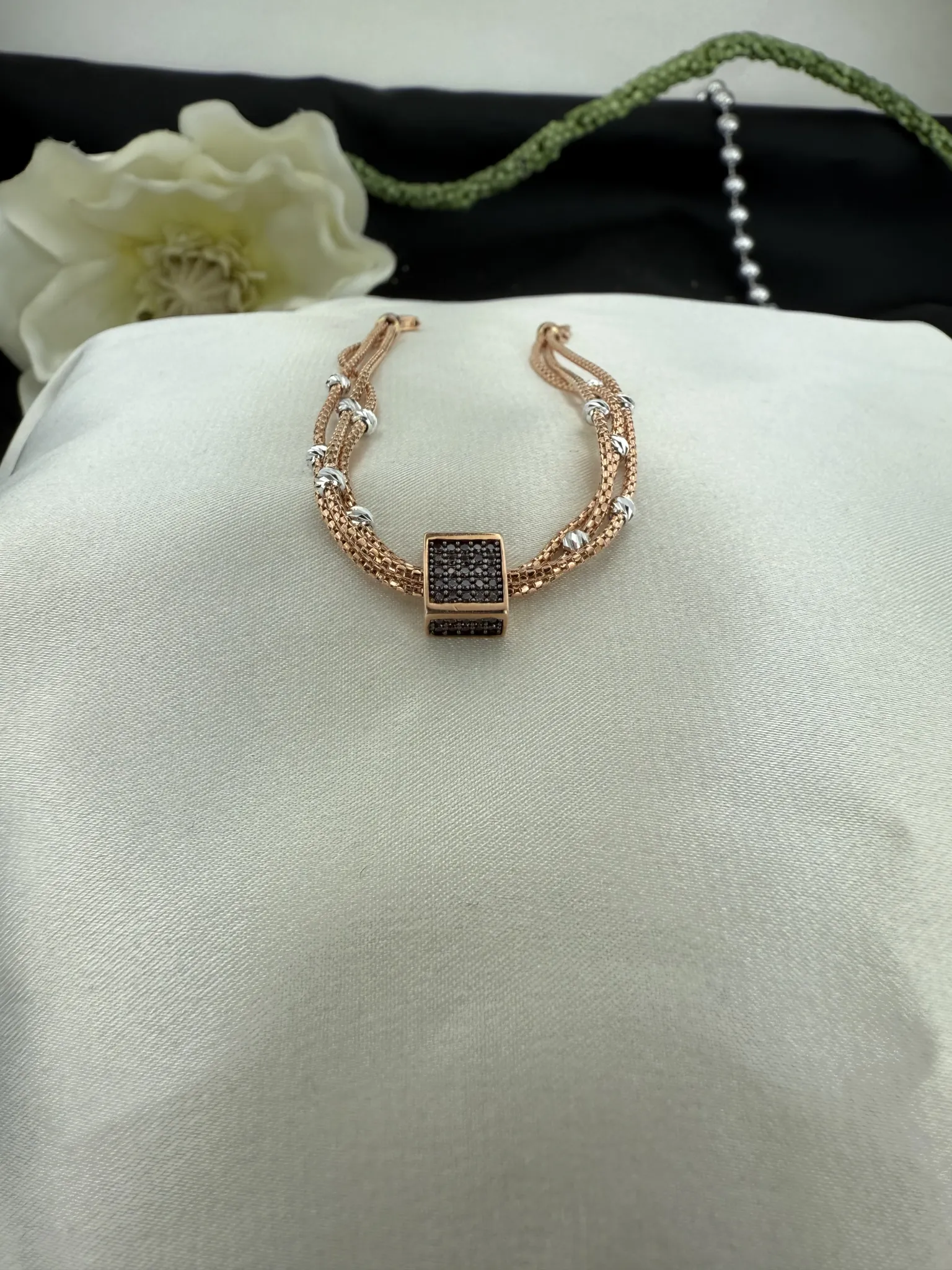 Siyah Taşlı Beyaz Dorika Toplu Rose Bileklik