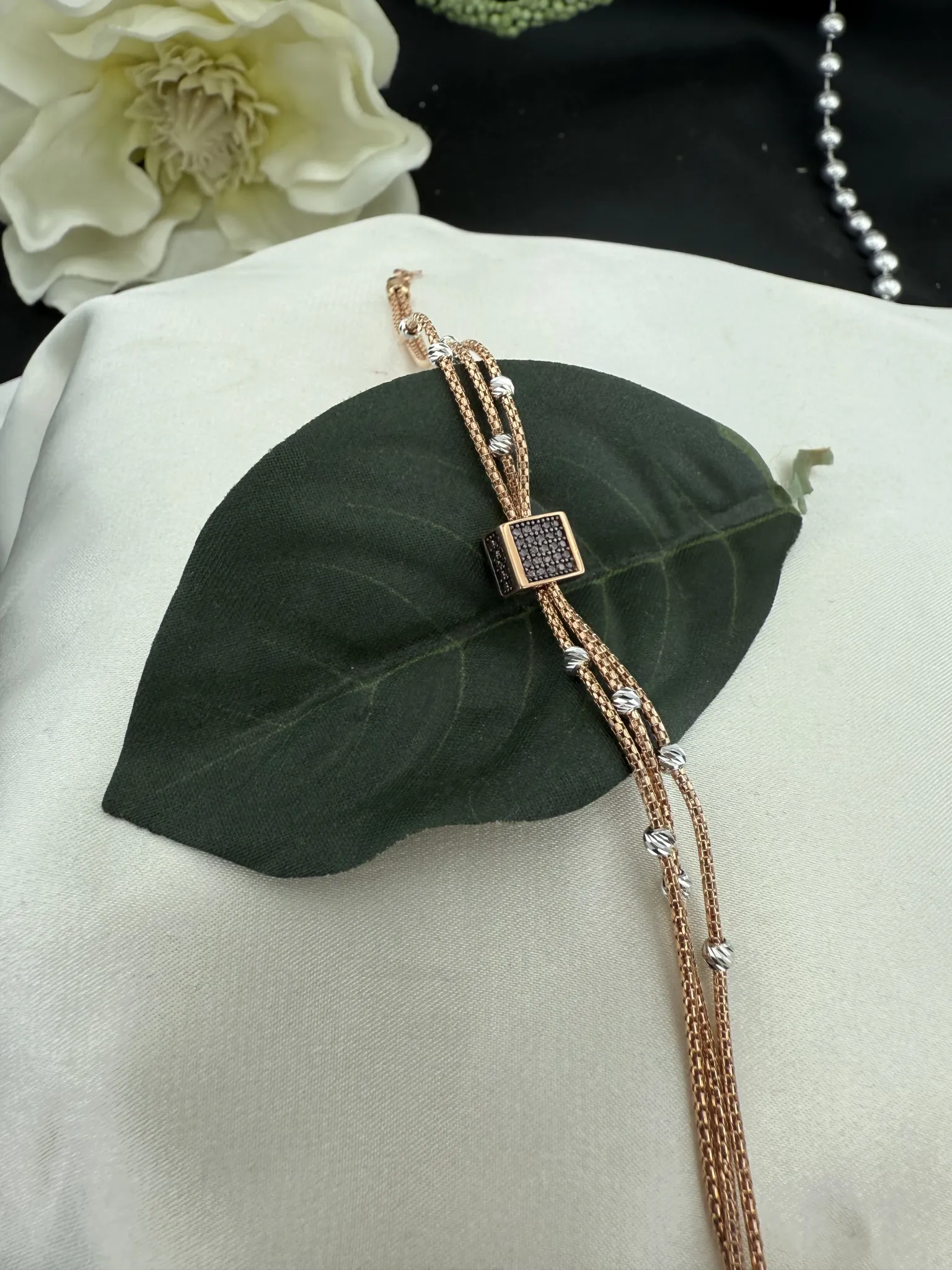 Siyah Taşlı Beyaz Dorika Toplu Rose Bileklik