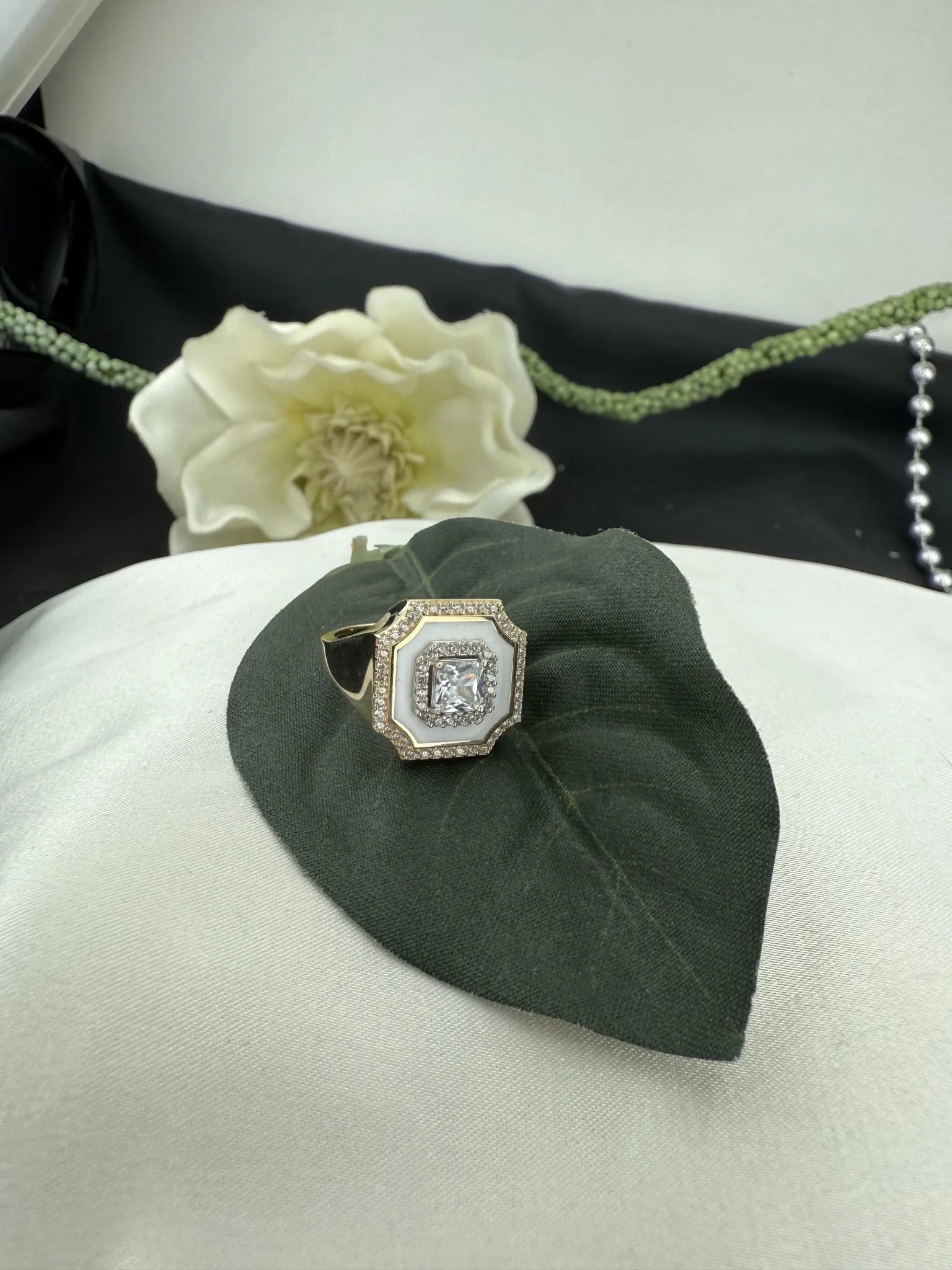 Özel Tasarım Ortası Beyaz Mine Kaplı Taşlı Yüzük