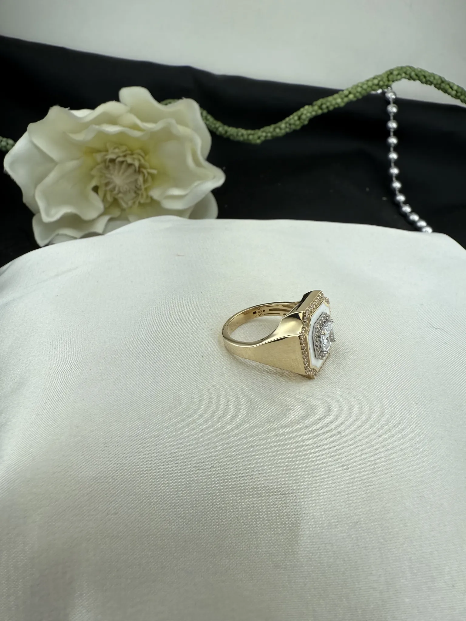 Özel Tasarım Ortası Beyaz Mine Kaplı Taşlı Yüzük