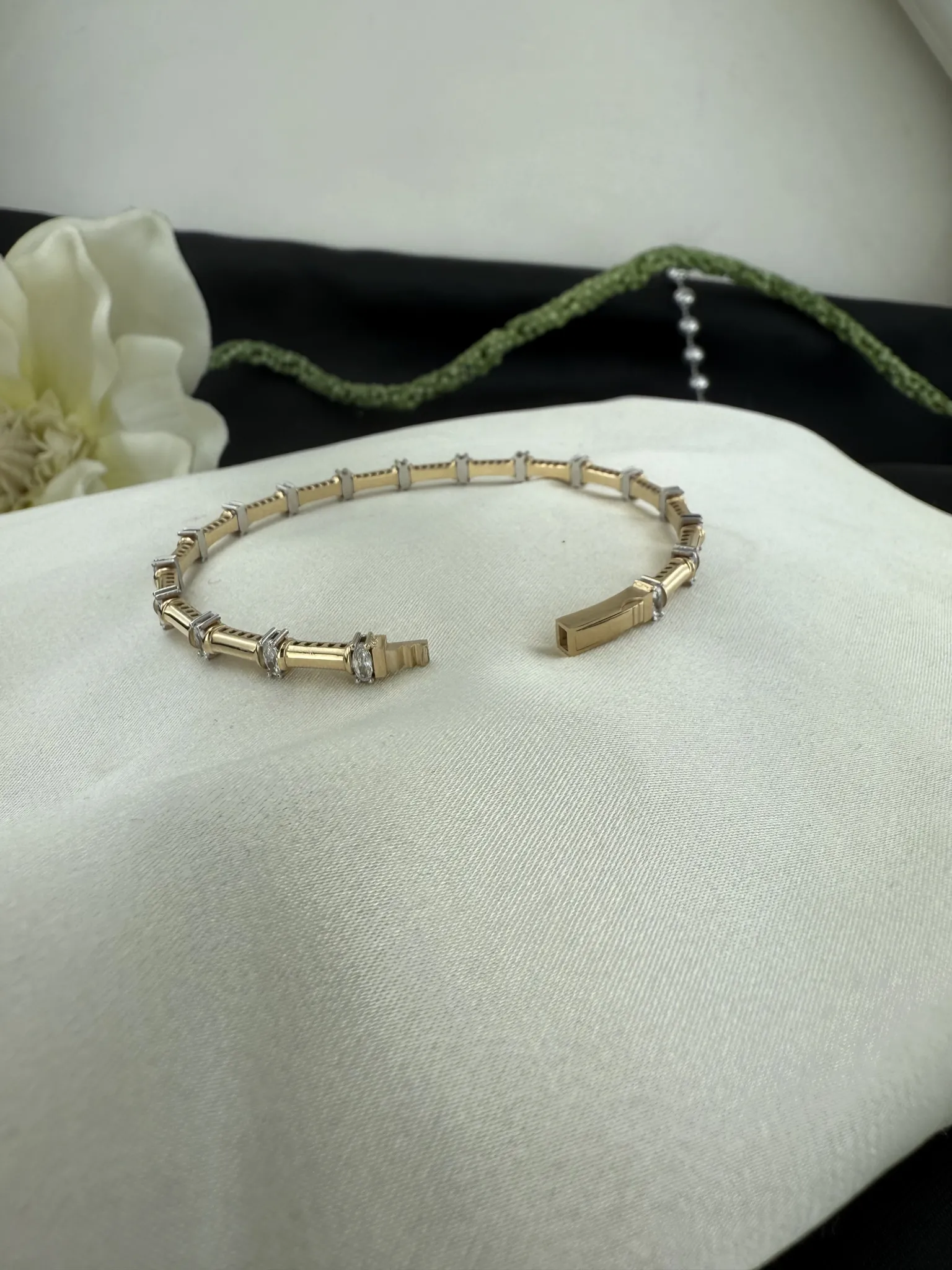 Özel Tasarım Taşlı Kelepçe 