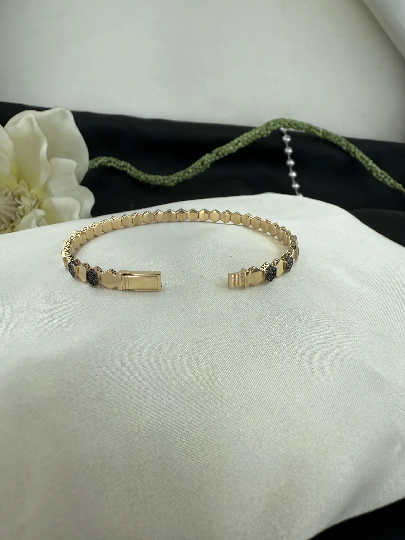 Özel Tasarım Siyah Taşlı Kelepçe