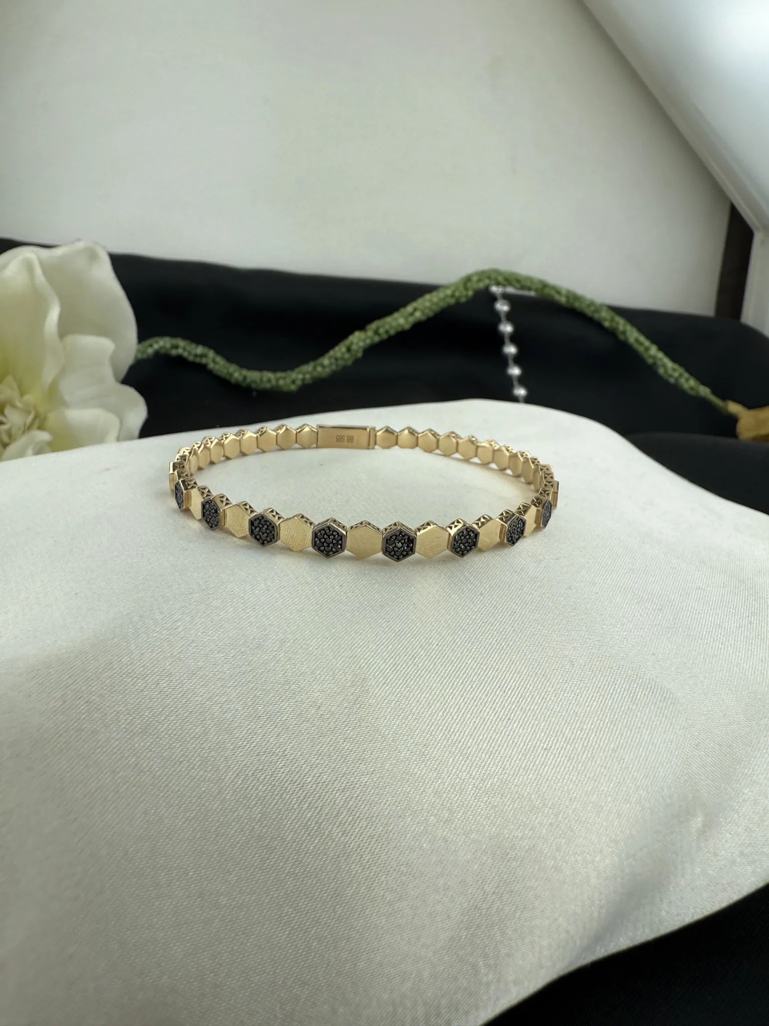 Özel Tasarım Siyah Taşlı Kelepçe