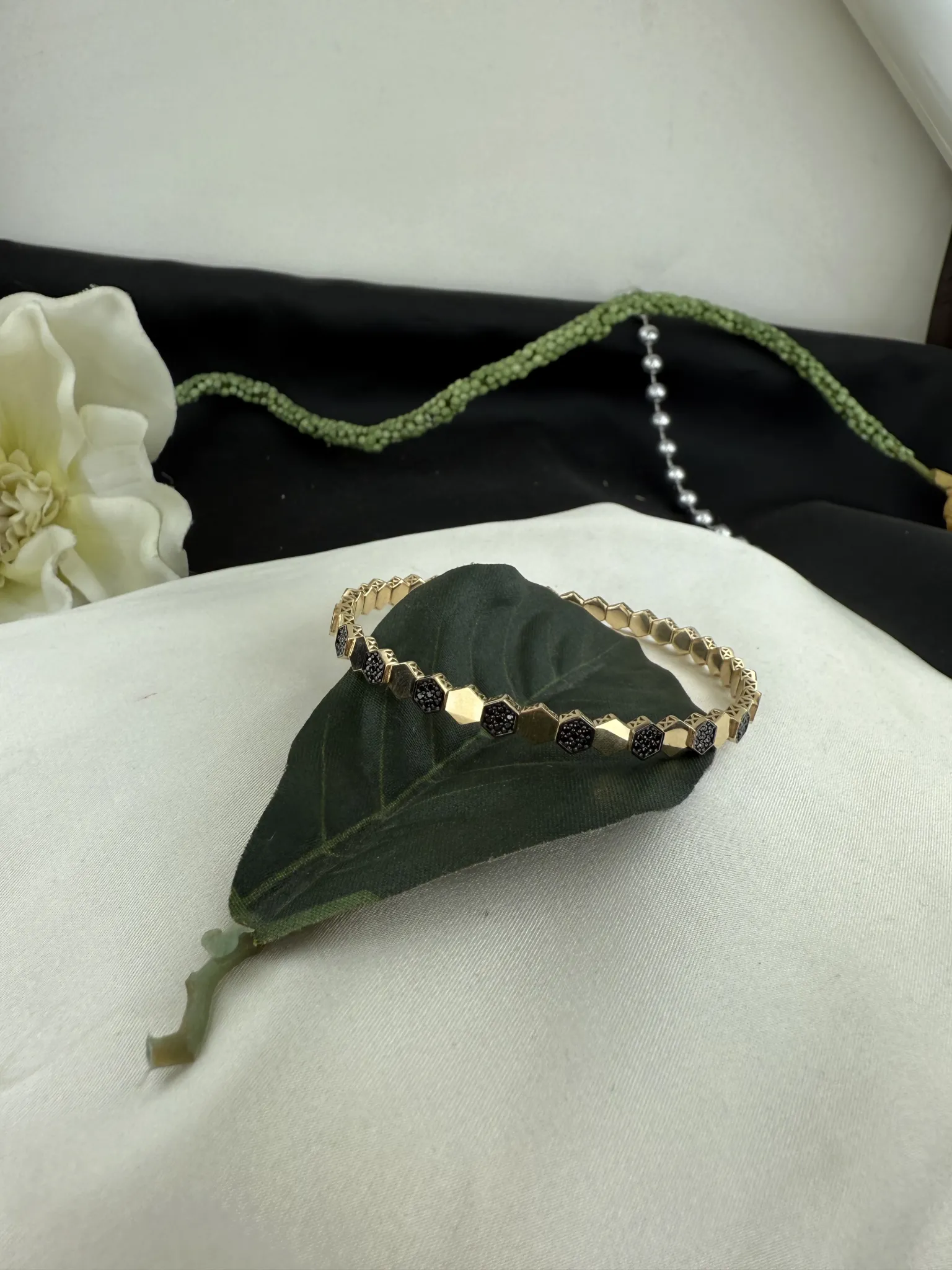 Özel Tasarım Siyah Taşlı Kelepçe