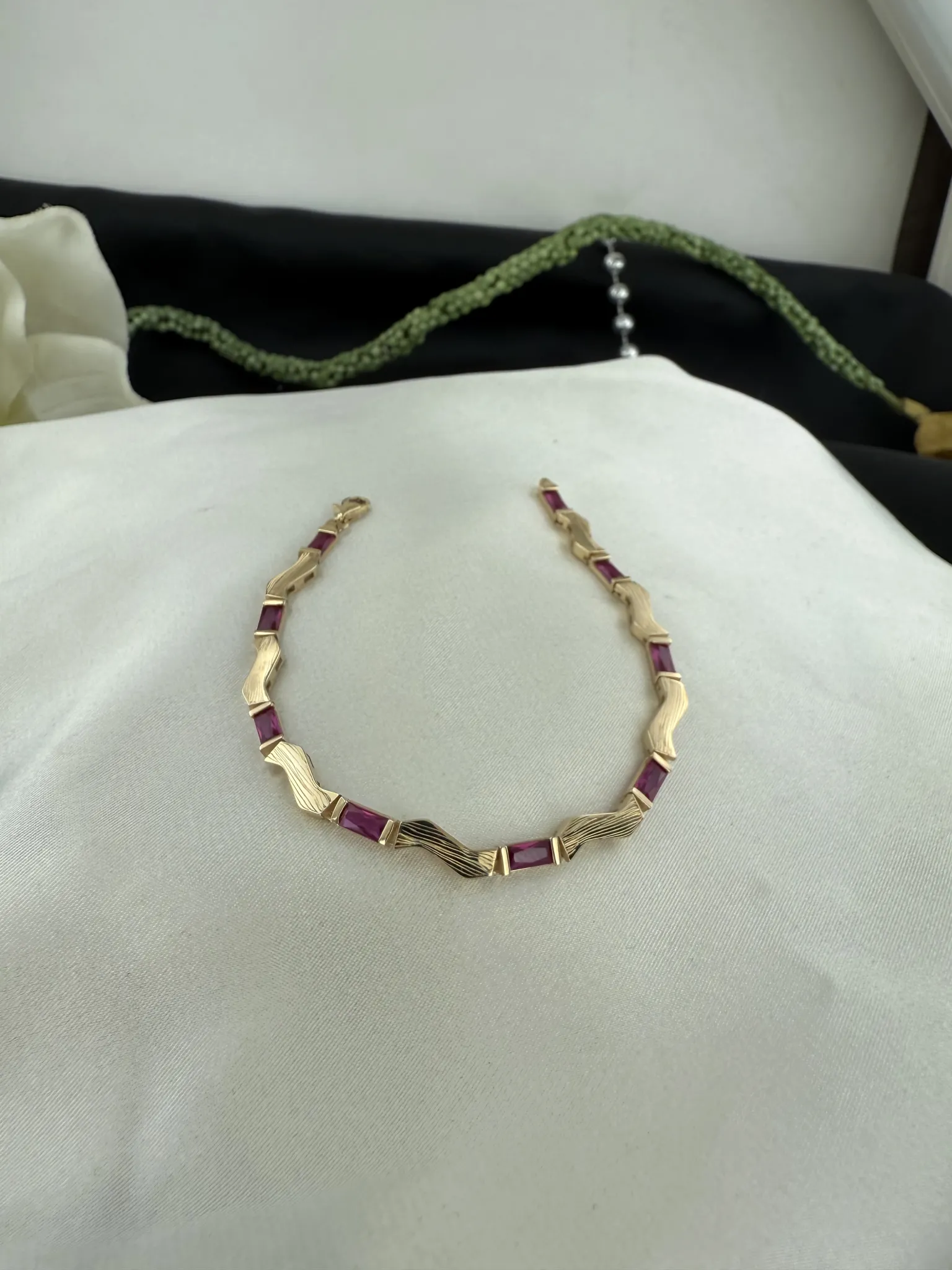 Özel Tasarım Kırmızı Taşlı 