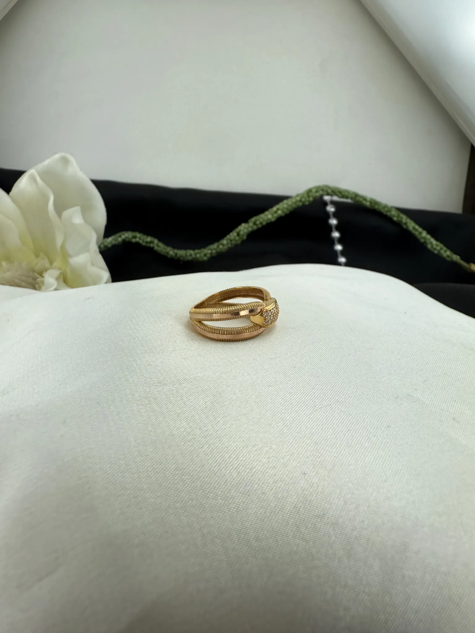 Özel Tasarım Taşlı Ajda Yüzük