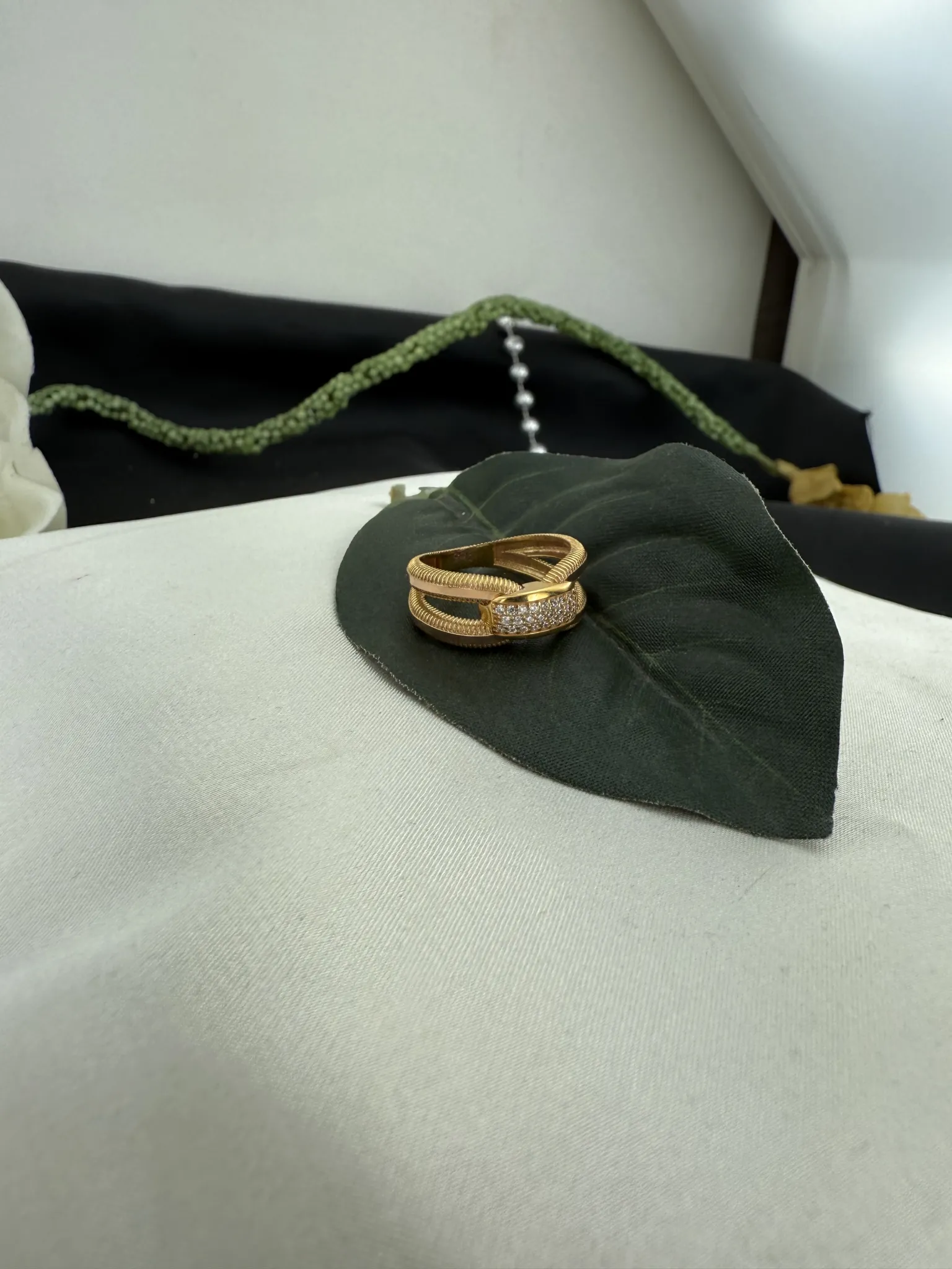 Özel Tasarım Taşlı Ajda Yüzük