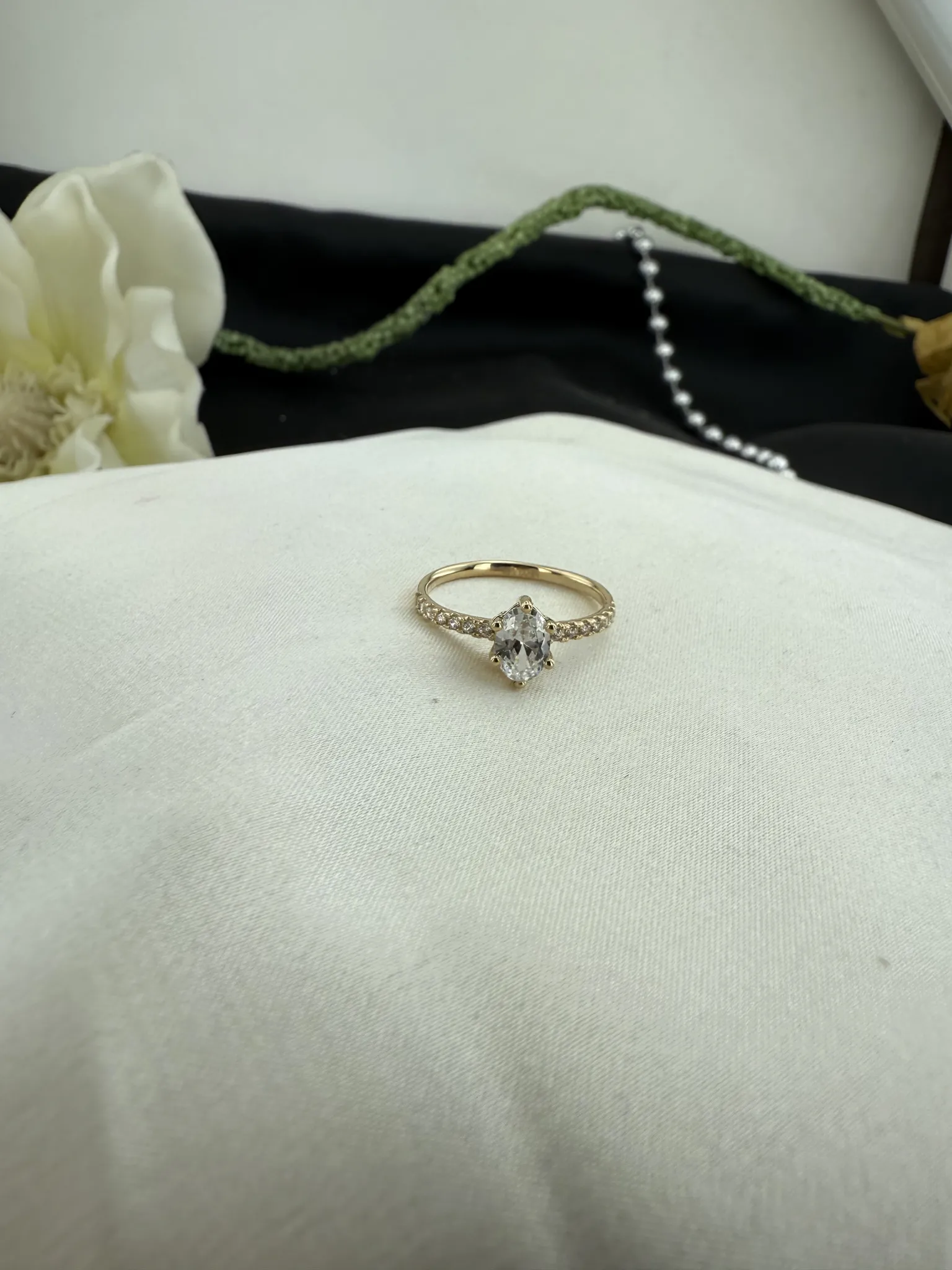 Yanları Taşlı Badem Tırnak Tektaş Yüzük