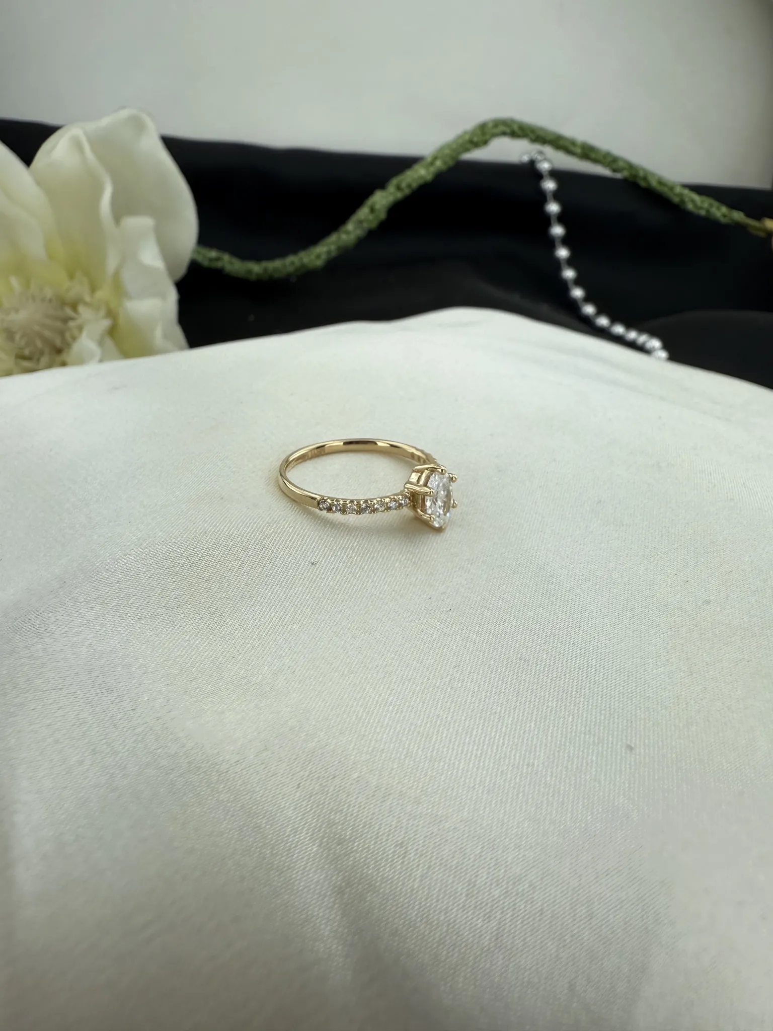 Yanları Taşlı Badem Tırnak Tektaş Yüzük