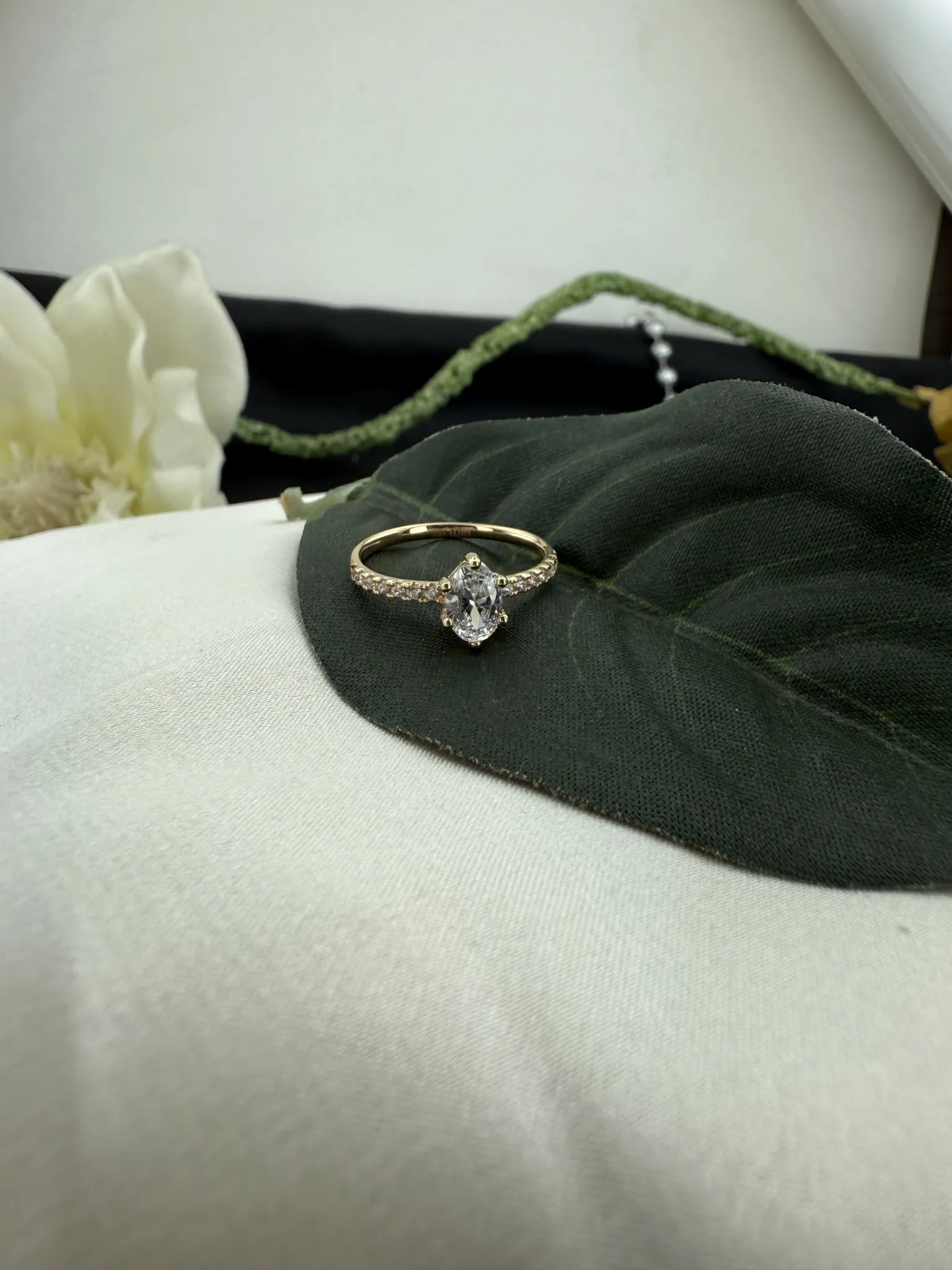 Yanları Taşlı Badem Tırnak Tektaş Yüzük