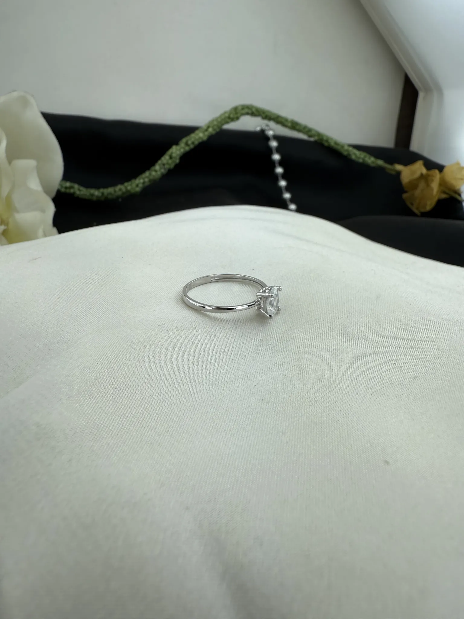 Dört Tırnak Beyaz Altın Tektaş Yüzük