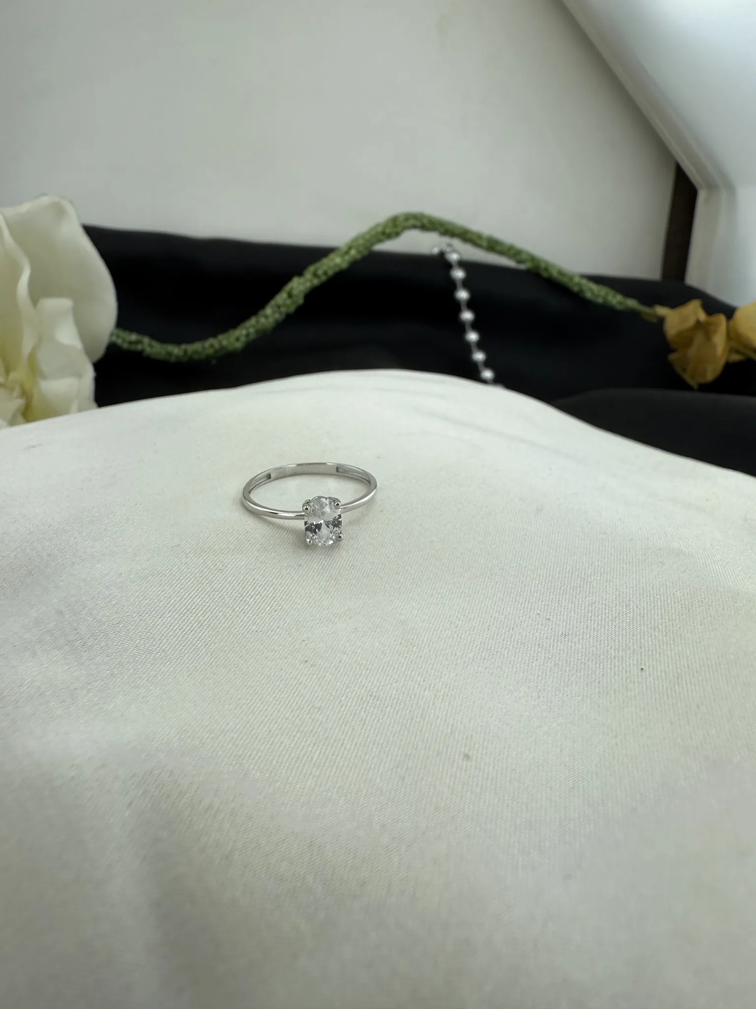 Dört Tırnak Beyaz Altın Tektaş Yüzük