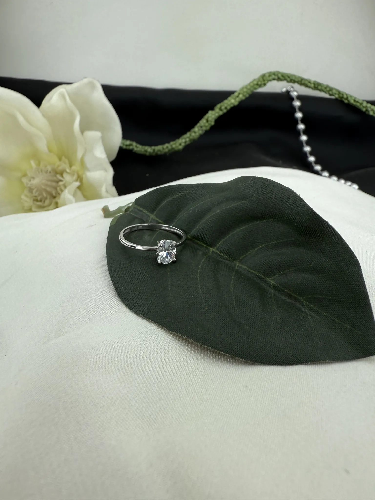 Dört Tırnak Beyaz Altın Tektaş Yüzük