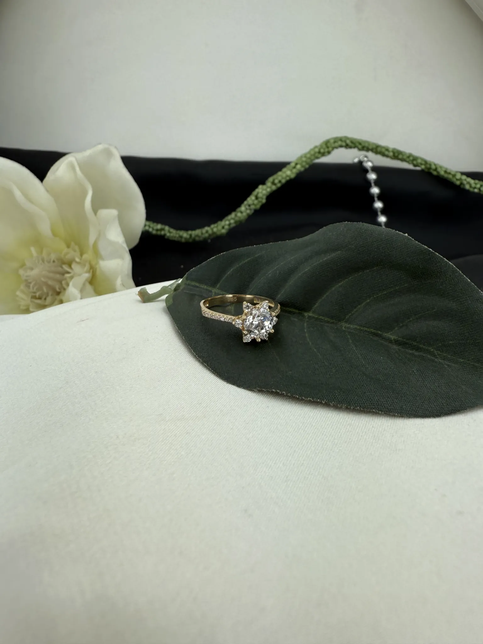 Yan Kollar Taşlı Yıldız Tektaş Yüzük