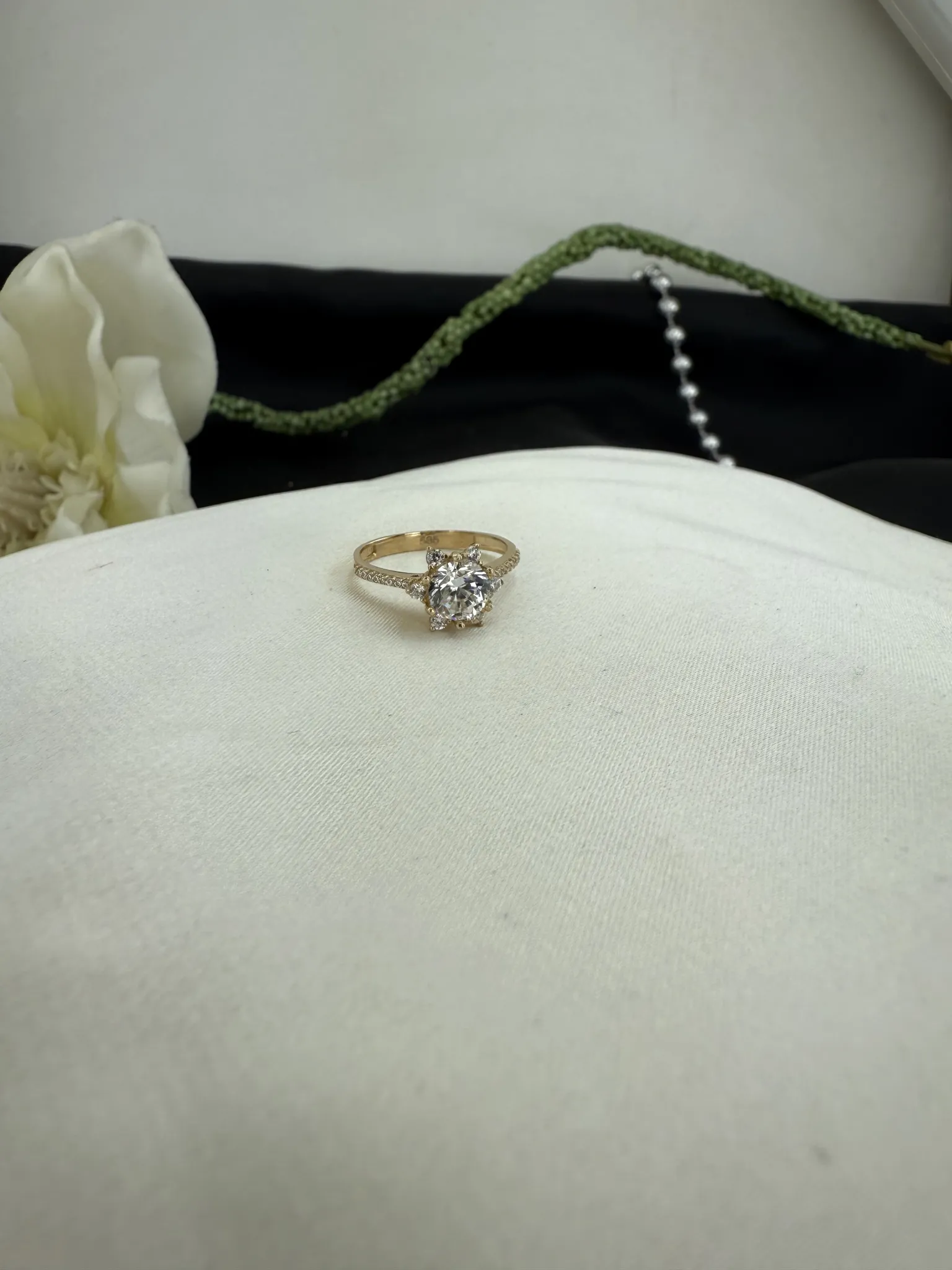 Yan Kollar Taşlı Yıldız Tektaş Yüzük